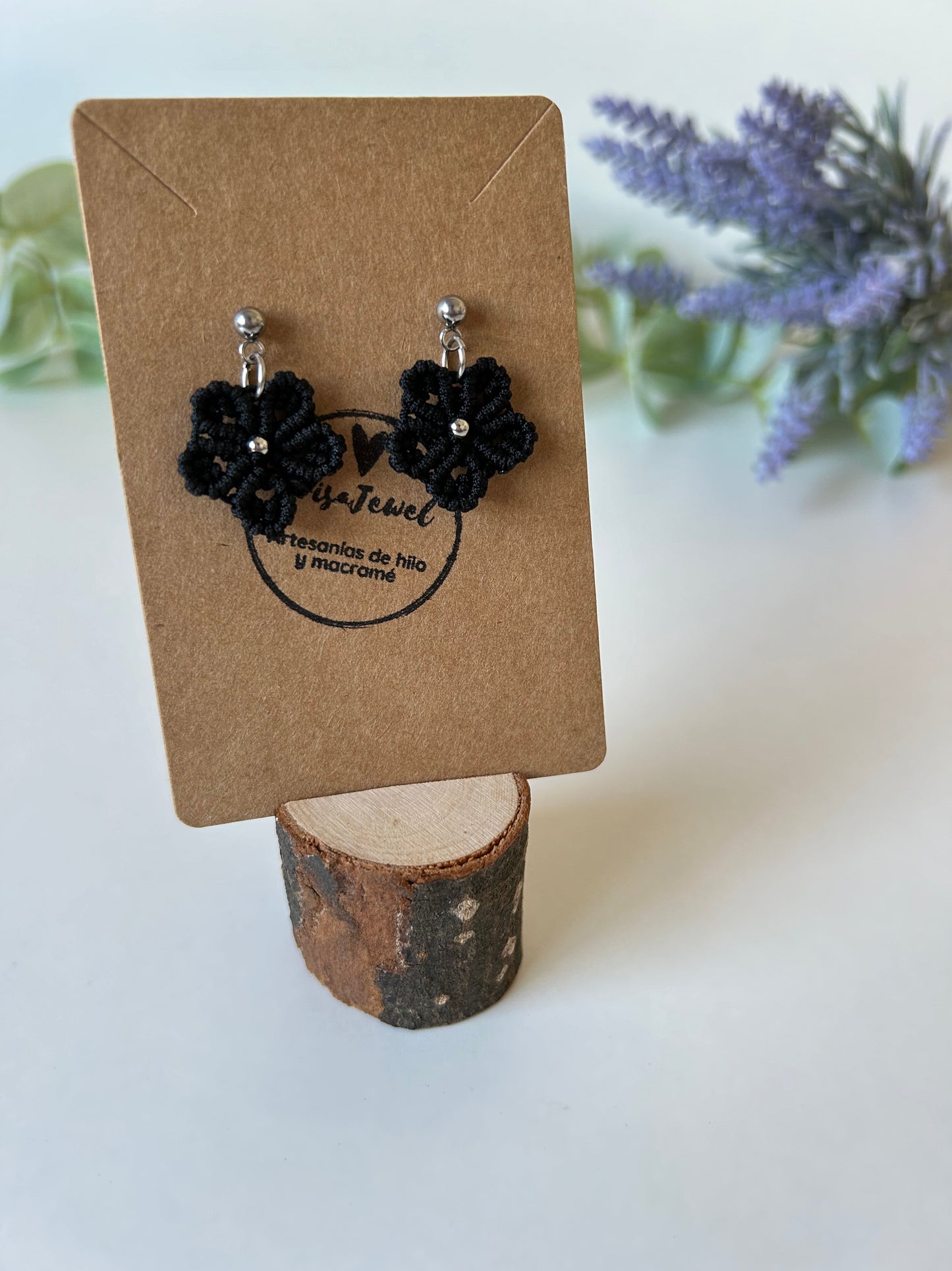 Añade un toque de elegancia natural a tu estilo con los pendientes Floral, una pieza de joyería elaborada con la técnica de macramé. Diseñados con hilo de nailon y detalles en acero inoxidable, estos pendientes en forma de flor son la combinación perfecta de sofisticación y creatividad.