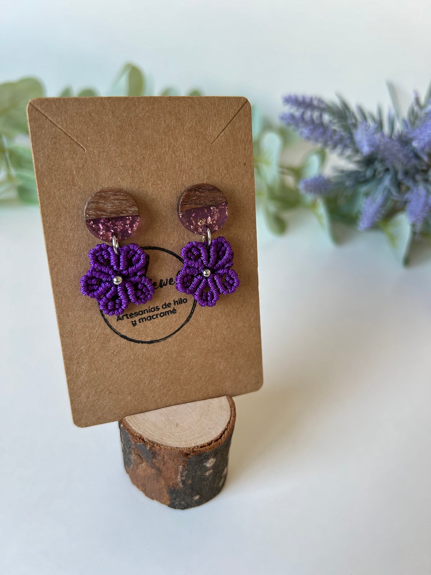 Añade un toque de elegancia natural a tu estilo con los pendientes Floral, una pieza de joyería elaborada con la técnica de macramé. Diseñados con hilo de nailon y detalles en acero inoxidable, estos pendientes en forma de flor son la combinación perfecta de sofisticación y creatividad.