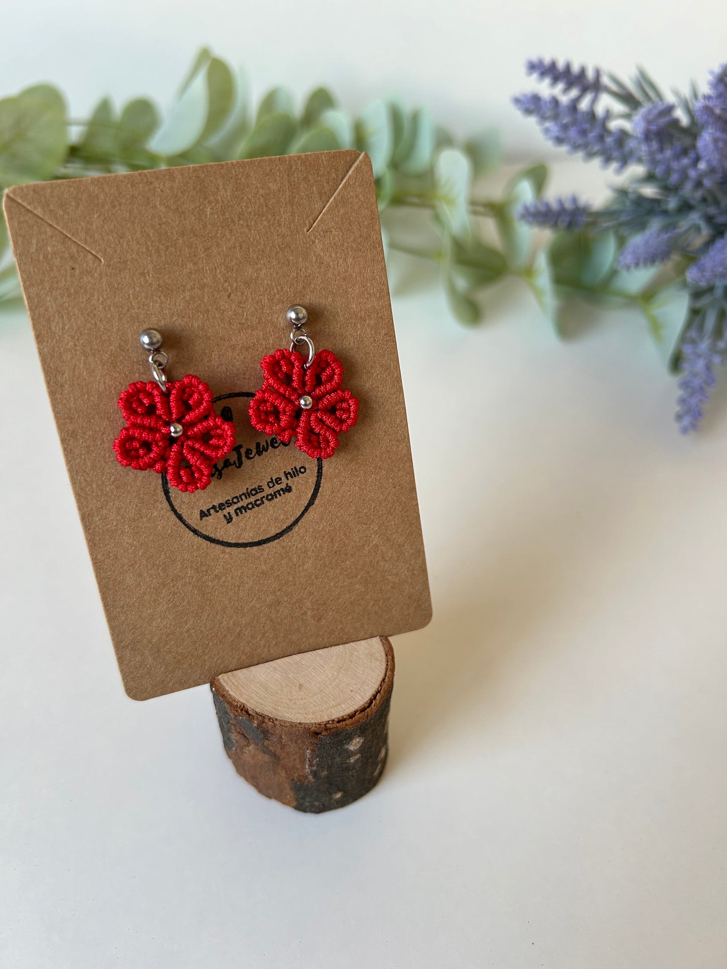 Añade un toque de elegancia natural a tu estilo con los pendientes Floral, una pieza de joyería elaborada con la técnica de macramé. Diseñados con hilo de nailon y detalles en acero inoxidable, estos pendientes en forma de flor son la combinación perfecta de sofisticación y creatividad.