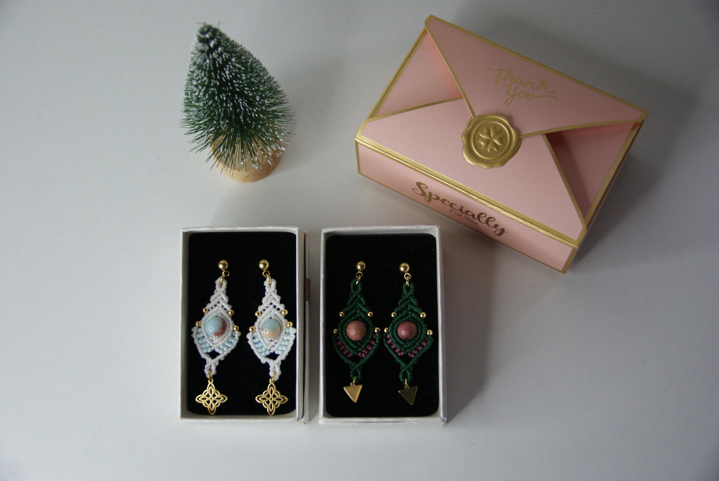 Descubre la fusión perfecta de artesanía y estilo con los pendientes Indian, diseñados para destacar y realzar cualquier atuendo. Estos pendientes, elaborados con hilo de nailon, piedras naturales y cuentas de acero inoxidable, combinan dos colores vibrantes en un diseño único y sofisticado.