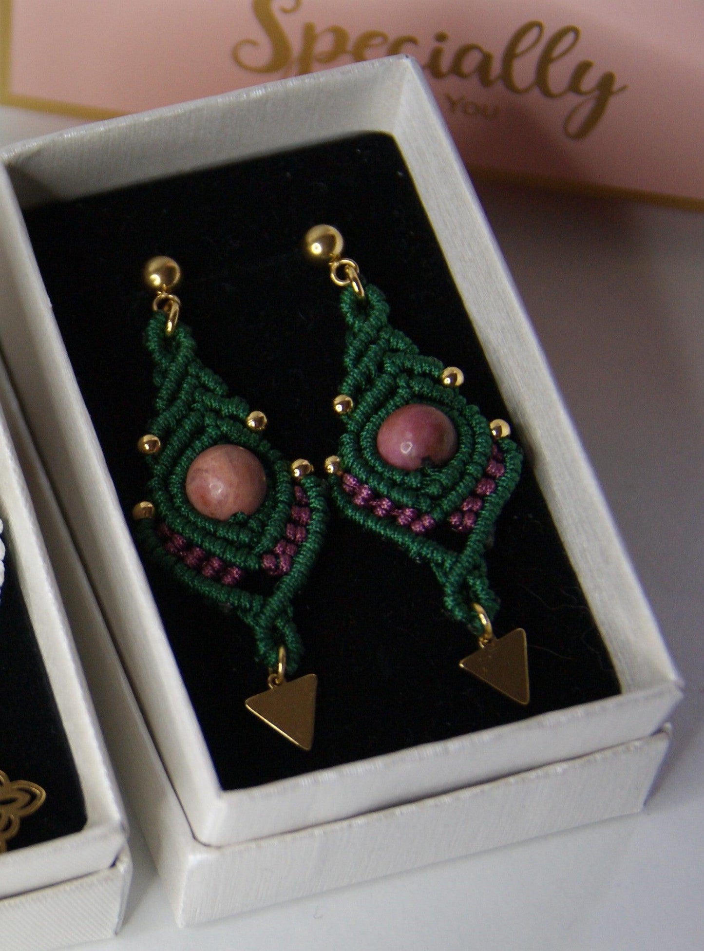 Descubre la fusión perfecta de artesanía y estilo con los pendientes Indian, diseñados para destacar y realzar cualquier atuendo. Estos pendientes, elaborados con hilo de nailon, piedras naturales y cuentas de acero inoxidable, combinan dos colores vibrantes en un diseño único y sofisticado.