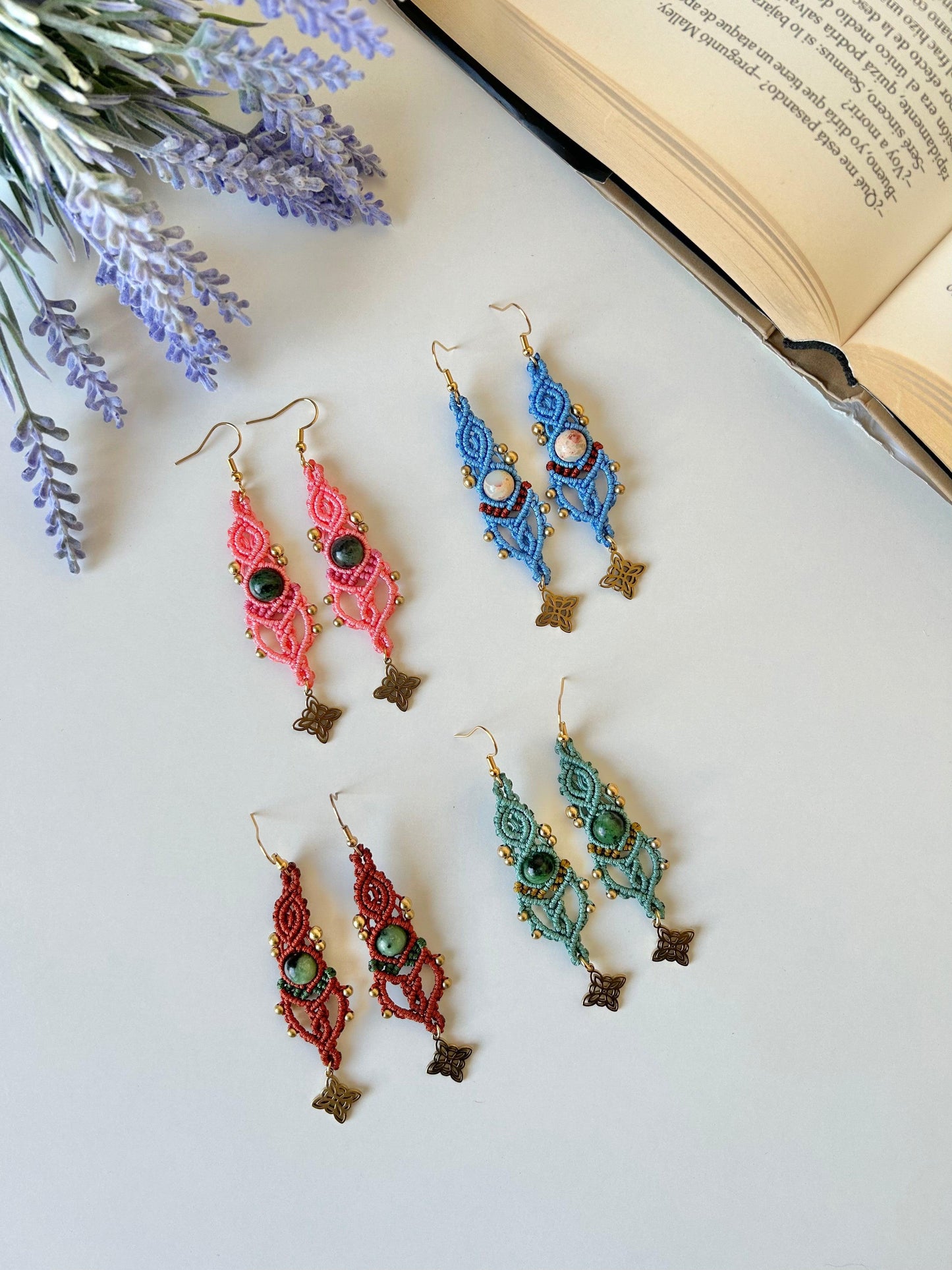 Añade un toque de frescura y sofisticación a tu estilo con los pendientes Lena, una pieza exclusiva elaborada con la técnica de macramé. Confeccionados con hilo de nailon y cuentas de latón de la India. Estos pendientes combinan elegancia y diseño contemporáneo para un acabado inigualable.