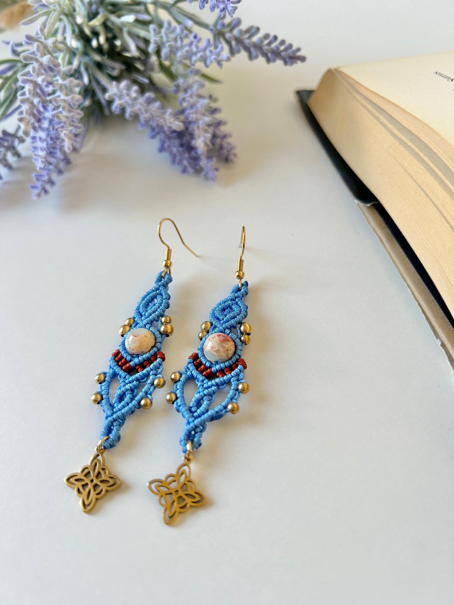 Añade un toque de frescura y sofisticación a tu estilo con los pendientes Lena, una pieza exclusiva elaborada con la técnica de macramé. Confeccionados con hilo de nailon y cuentas de latón de la India. Estos pendientes combinan elegancia y diseño contemporáneo para un acabado inigualable.