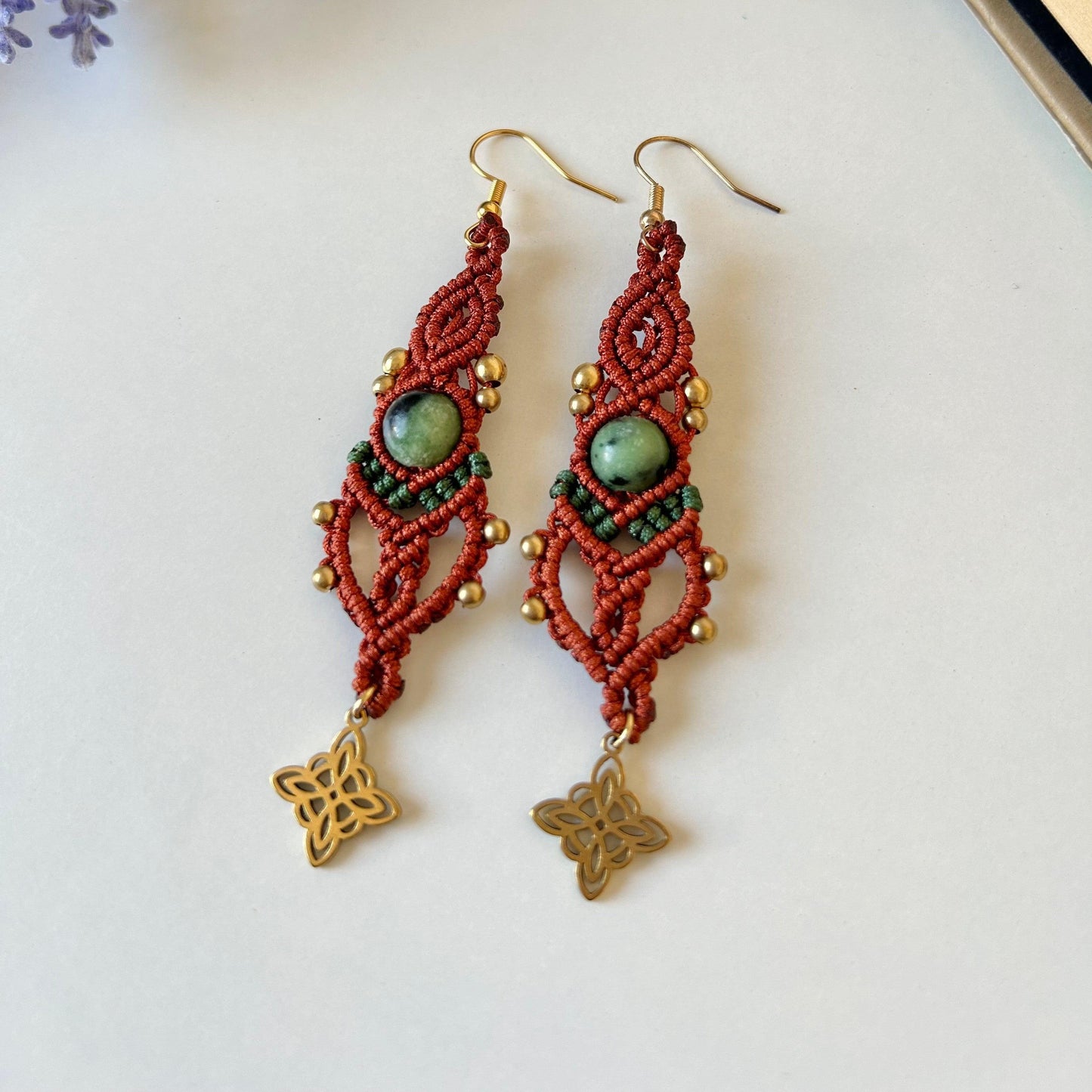 Añade un toque de frescura y sofisticación a tu estilo con los pendientes Lena, una pieza exclusiva elaborada con la técnica de macramé. Confeccionados con hilo de nailon y cuentas de latón de la India. Estos pendientes combinan elegancia y diseño contemporáneo para un acabado inigualable.