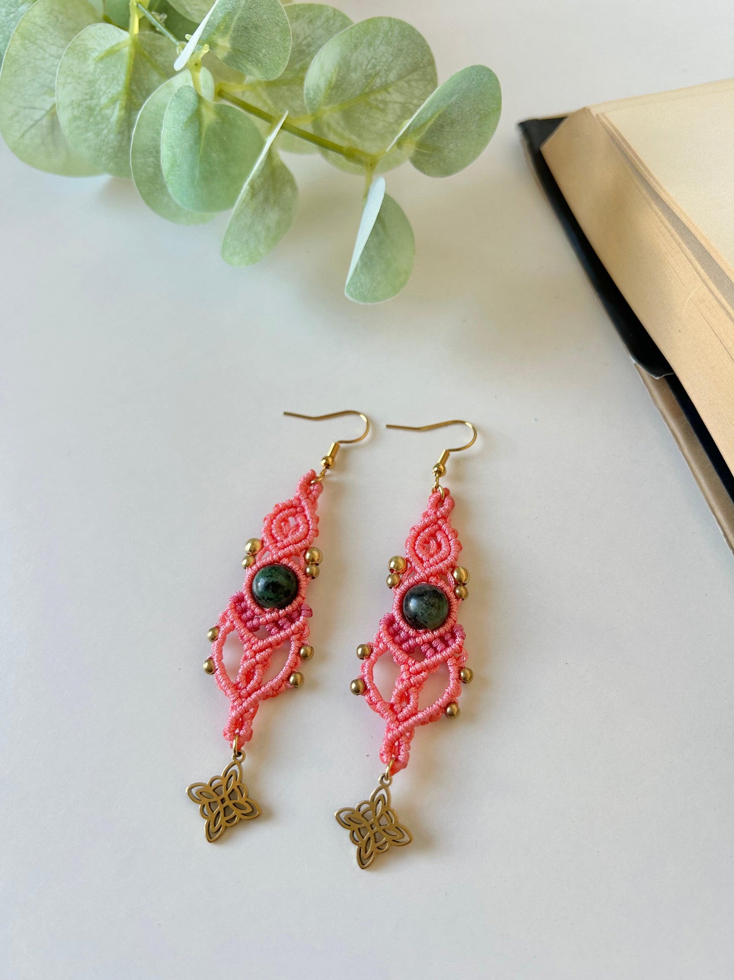 Añade un toque de frescura y sofisticación a tu estilo con los pendientes Lena, una pieza exclusiva elaborada con la técnica de macramé. Confeccionados con hilo de nailon y cuentas de latón de la India. Estos pendientes combinan elegancia y diseño contemporáneo para un acabado inigualable.
