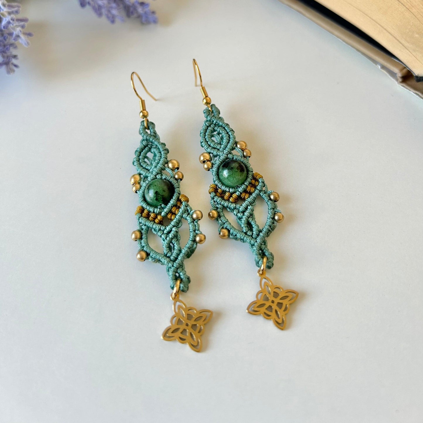 Añade un toque de frescura y sofisticación a tu estilo con los pendientes Lena, una pieza exclusiva elaborada con la técnica de macramé. Confeccionados con hilo de nailon y cuentas de latón de la India. Estos pendientes combinan elegancia y diseño contemporáneo para un acabado inigualable.