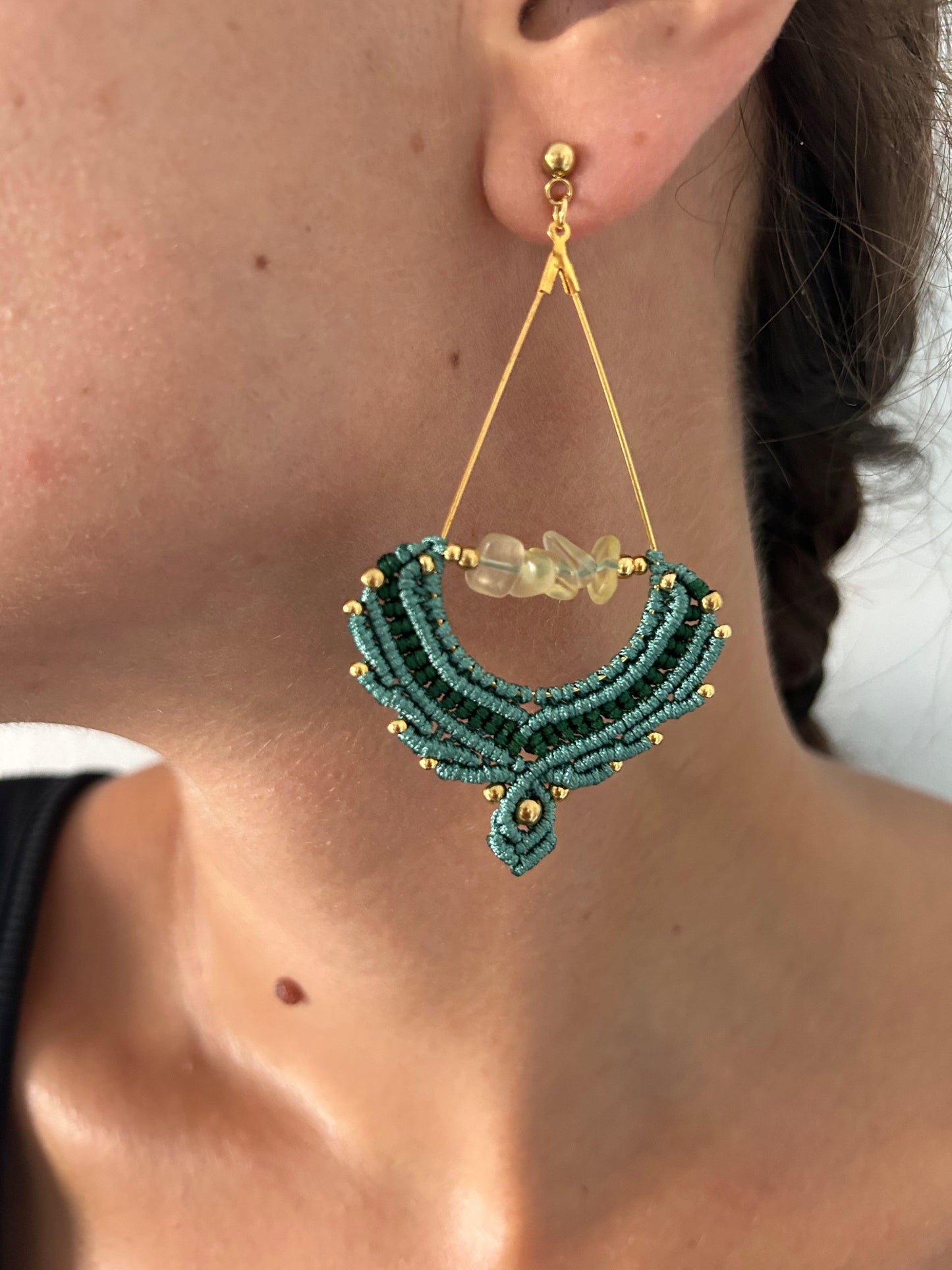 Presentamos los pendientes *Oasis*, una obra de arte hecha a mano que captura la esencia del desierto. Elaborados con hilo de nailon, piedras naturales y cuentas de acero inoxidable, cada par es una combinación única de materiales cuidadosamente seleccionados, que refleja la serenidad y la fuerza de la naturaleza.