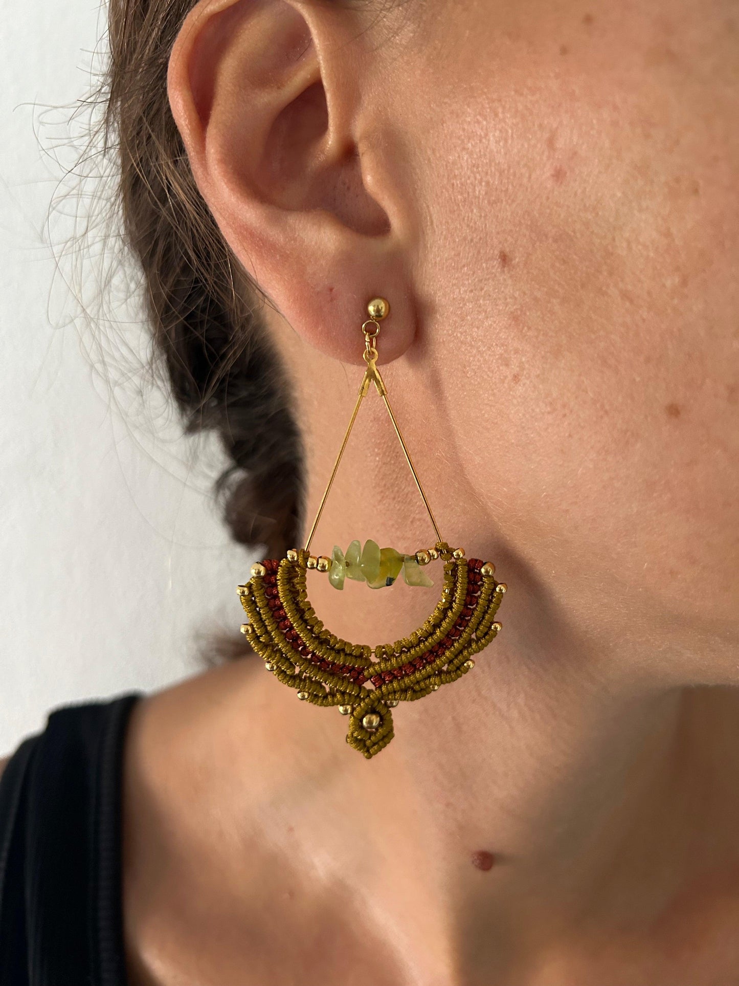 Presentamos los pendientes *Oasis*, una obra de arte hecha a mano que captura la esencia del desierto. Elaborados con hilo de nailon, piedras naturales y cuentas de acero inoxidable, cada par es una combinación única de materiales cuidadosamente seleccionados, que refleja la serenidad y la fuerza de la naturaleza.