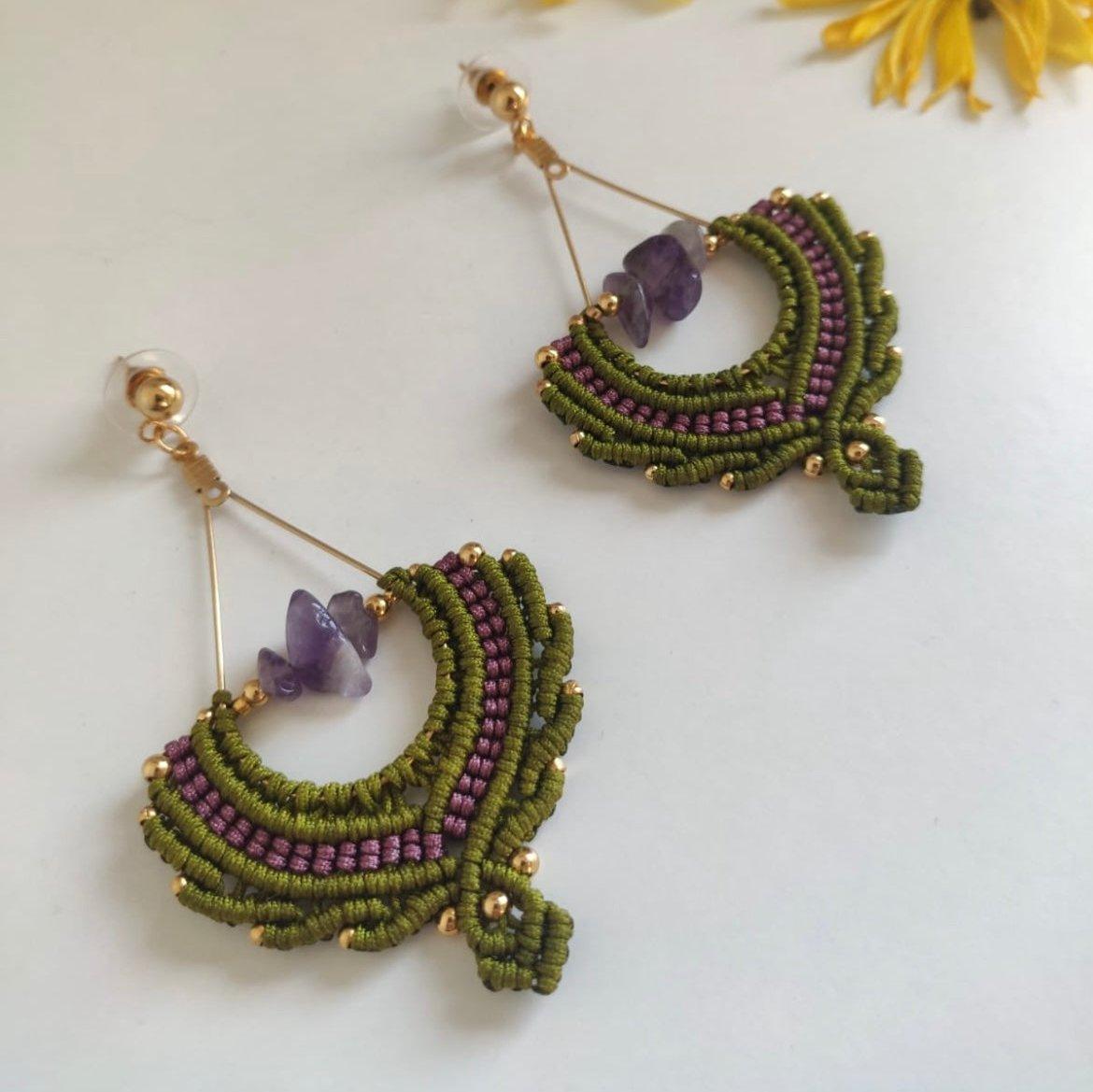 Presentamos los pendientes *Oasis*, una obra de arte hecha a mano que captura la esencia del desierto. Elaborados con hilo de nailon, piedras naturales y cuentas de acero inoxidable, cada par es una combinación única de materiales cuidadosamente seleccionados, que refleja la serenidad y la fuerza de la naturaleza.
