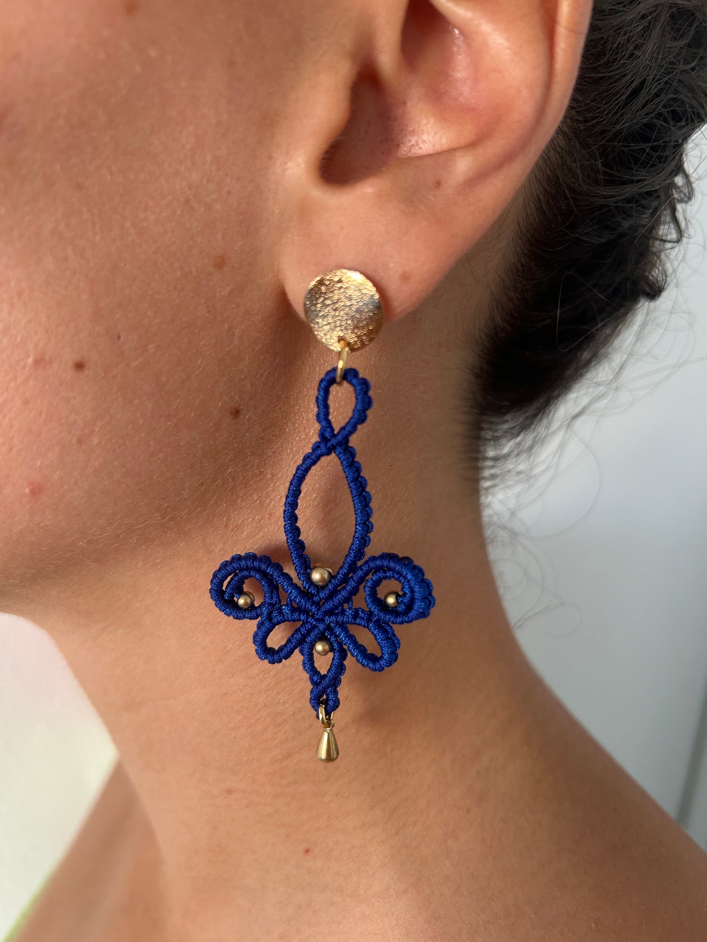 Estos pendientes "Shiva" son una obra maestra de macramé, elaborados a mano con un delicado hilo de nailon y acentuados con cuentas de latón que añaden un toque de elegancia y sofisticación. Estos pendientes no solo destacan por su belleza artesanal, sino también por su ligereza y comodidad, ideales para cualquier ocasión especial.
Son el complemento perfecto para ese evento en el que quieres lucir impecable.
