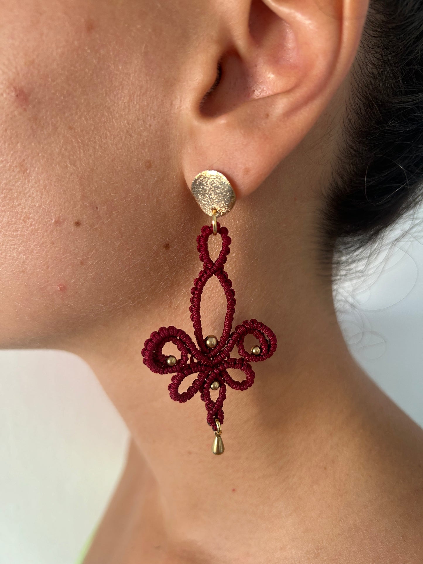 Estos pendientes "Shiva" son una obra maestra de macramé, elaborados a mano con un delicado hilo de nailon y acentuados con cuentas de latón que añaden un toque de elegancia y sofisticación. Estos pendientes no solo destacan por su belleza artesanal, sino también por su ligereza y comodidad, ideales para cualquier ocasión especial.
Son el complemento perfecto para ese evento en el que quieres lucir impecable.