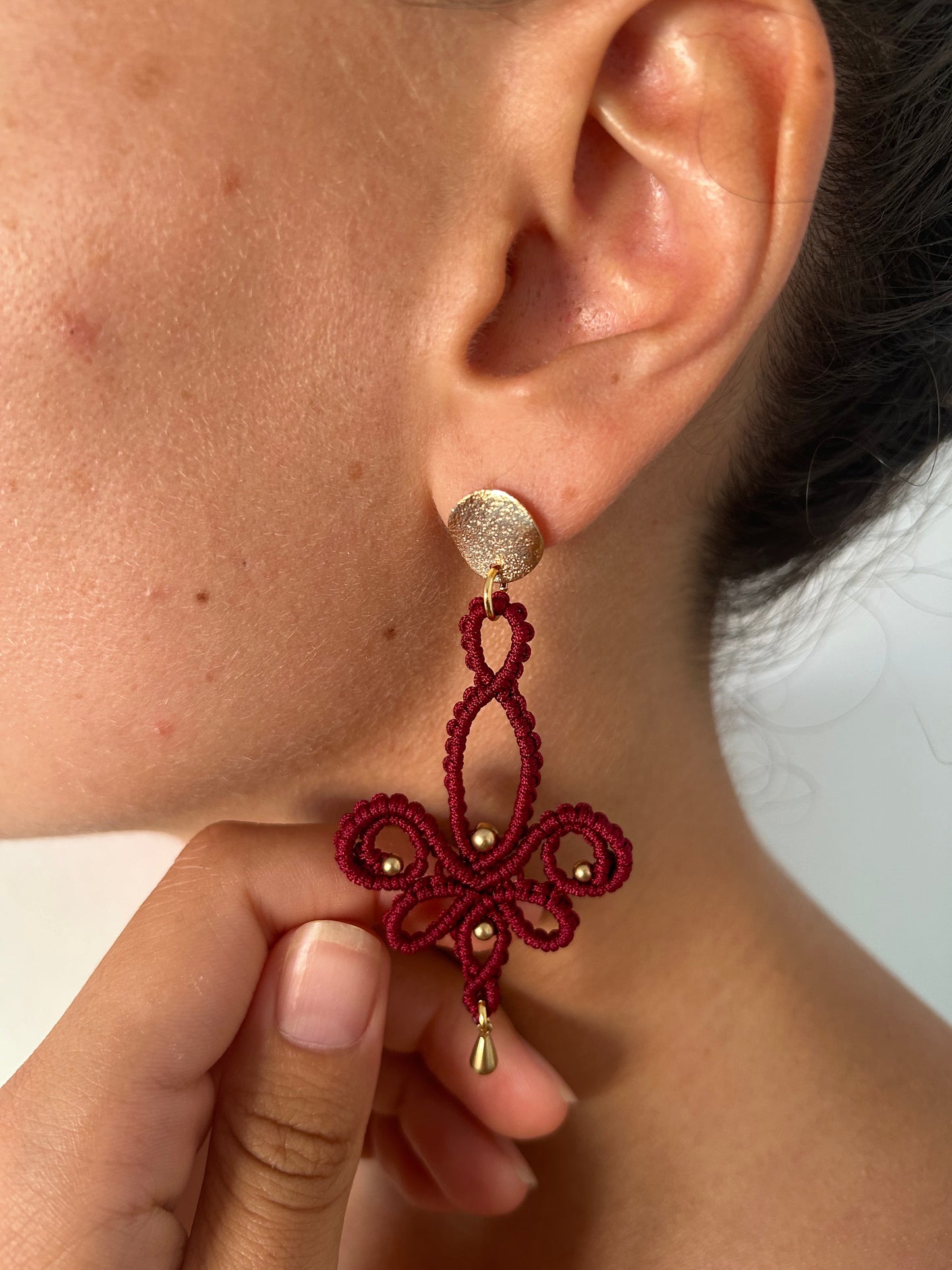 Estos pendientes "Shiva" son una obra maestra de macramé, elaborados a mano con un delicado hilo de nailon y acentuados con cuentas de latón que añaden un toque de elegancia y sofisticación. Estos pendientes no solo destacan por su belleza artesanal, sino también por su ligereza y comodidad, ideales para cualquier ocasión especial.
Son el complemento perfecto para ese evento en el que quieres lucir impecable.
