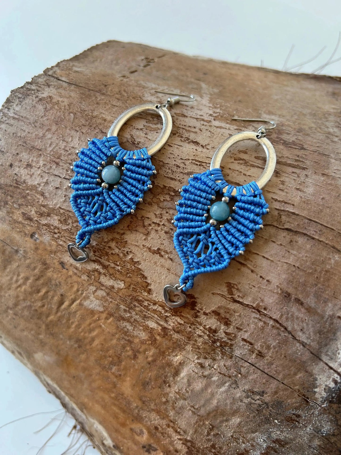 Añade un toque de frescura y sofisticación a tu estilo con los pendientes Uma, una pieza exclusiva elaborada con la técnica de macramé. Confeccionados con hilo de nailon, piedras naturales y cuentas de acero inoxidable. Estos pendientes combinan elegancia y diseño contemporáneo para un acabado inigualable.