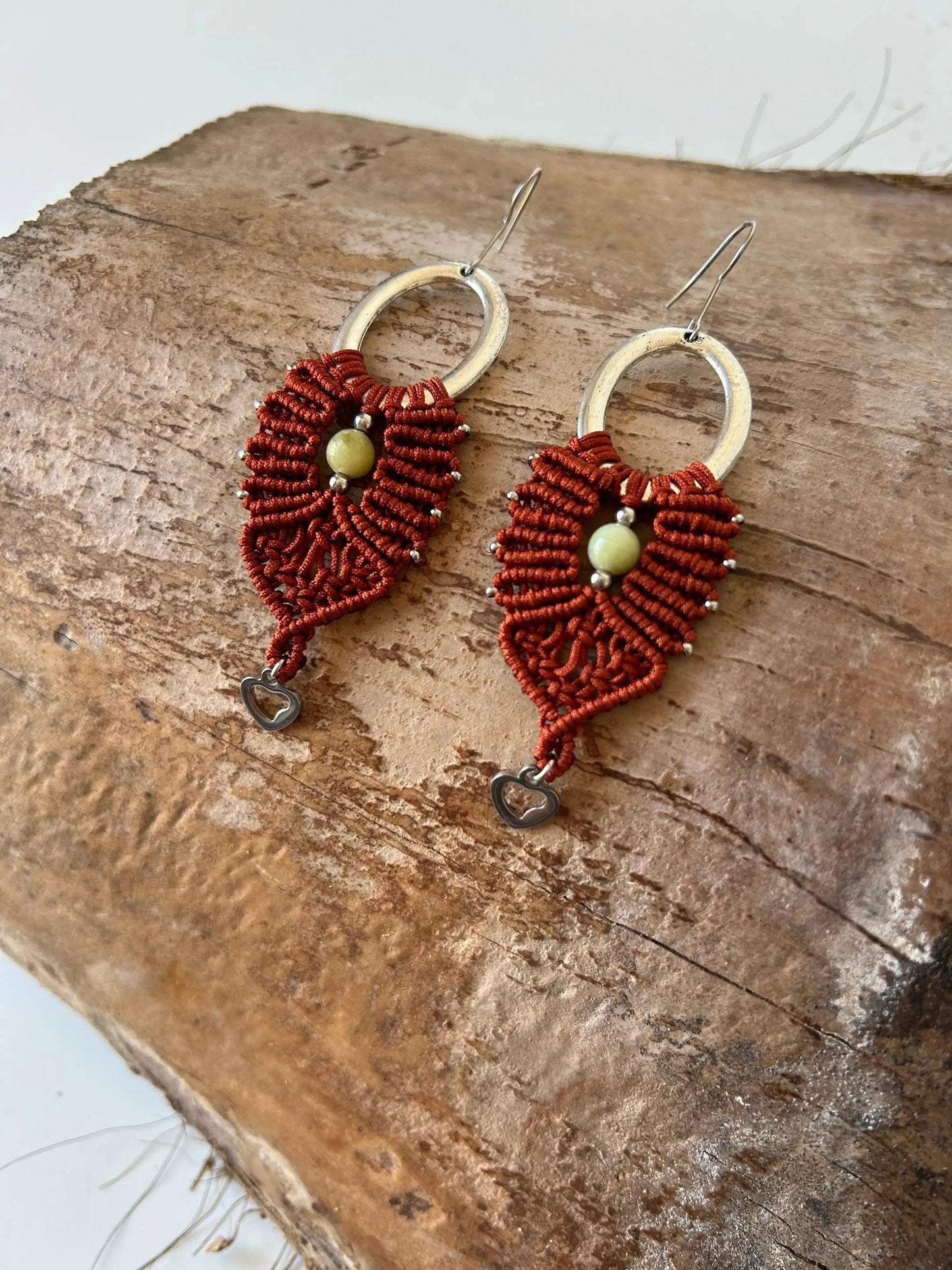 Añade un toque de frescura y sofisticación a tu estilo con los pendientes Uma, una pieza exclusiva elaborada con la técnica de macramé. Confeccionados con hilo de nailon, piedras naturales y cuentas de acero inoxidable. Estos pendientes combinan elegancia y diseño contemporáneo para un acabado inigualable.