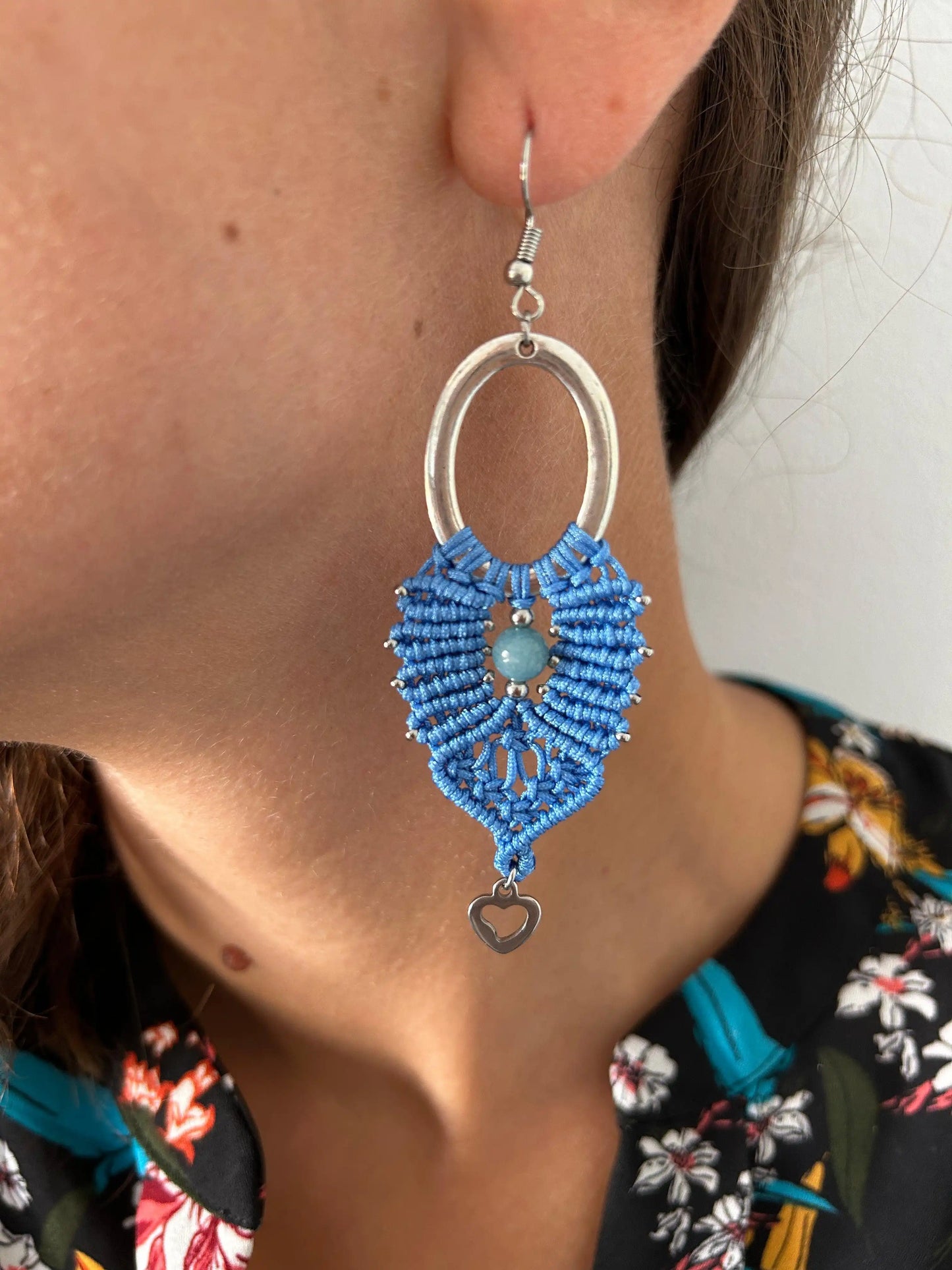 Añade un toque de frescura y sofisticación a tu estilo con los pendientes Uma, una pieza exclusiva elaborada con la técnica de macramé. Confeccionados con hilo de nailon, piedras naturales y cuentas de acero inoxidable. Estos pendientes combinan elegancia y diseño contemporáneo para un acabado inigualable.