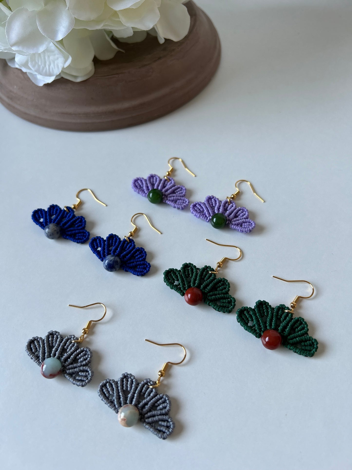 Deja que el estilo y la sofisticación fluyan con los pendientes Única, un diseño exclusivo que combina la técnica de macramé con la belleza de las piedras naturales. Confeccionados con hilo de nailon y un tejido que evoca la suavidad de una nube, estos pendientes ofrecen un toque etéreo y elegante a cualquier atuendo.