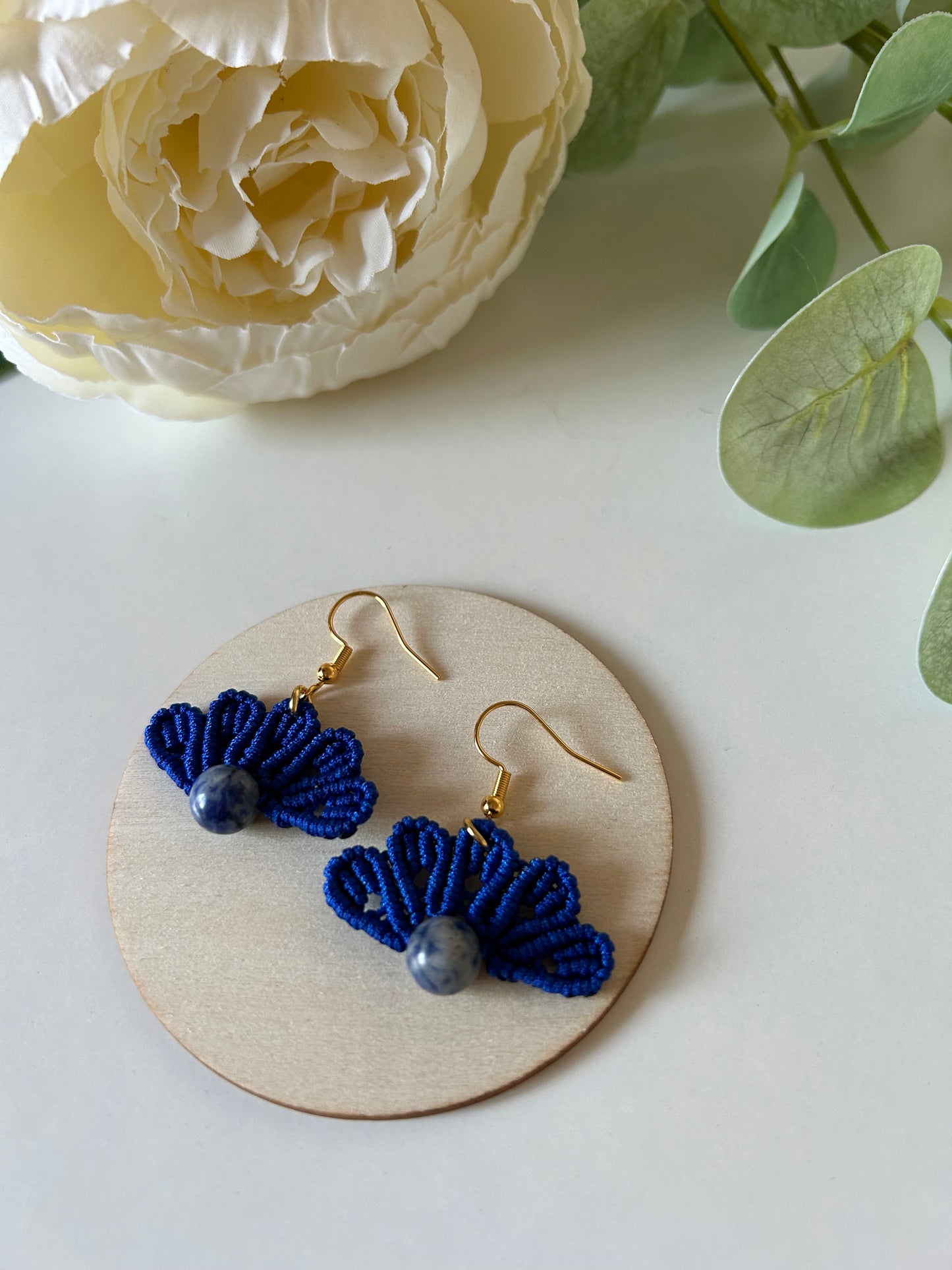 Deja que el estilo y la sofisticación fluyan con los pendientes Única, un diseño exclusivo que combina la técnica de macramé con la belleza de las piedras naturales. Confeccionados con hilo de nailon y un tejido que evoca la suavidad de una nube, estos pendientes ofrecen un toque etéreo y elegante a cualquier atuendo.