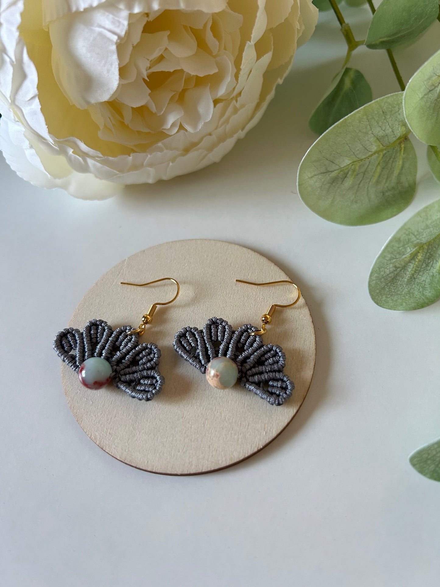 Deja que el estilo y la sofisticación fluyan con los pendientes Única, un diseño exclusivo que combina la técnica de macramé con la belleza de las piedras naturales. Confeccionados con hilo de nailon y un tejido que evoca la suavidad de una nube, estos pendientes ofrecen un toque etéreo y elegante a cualquier atuendo.