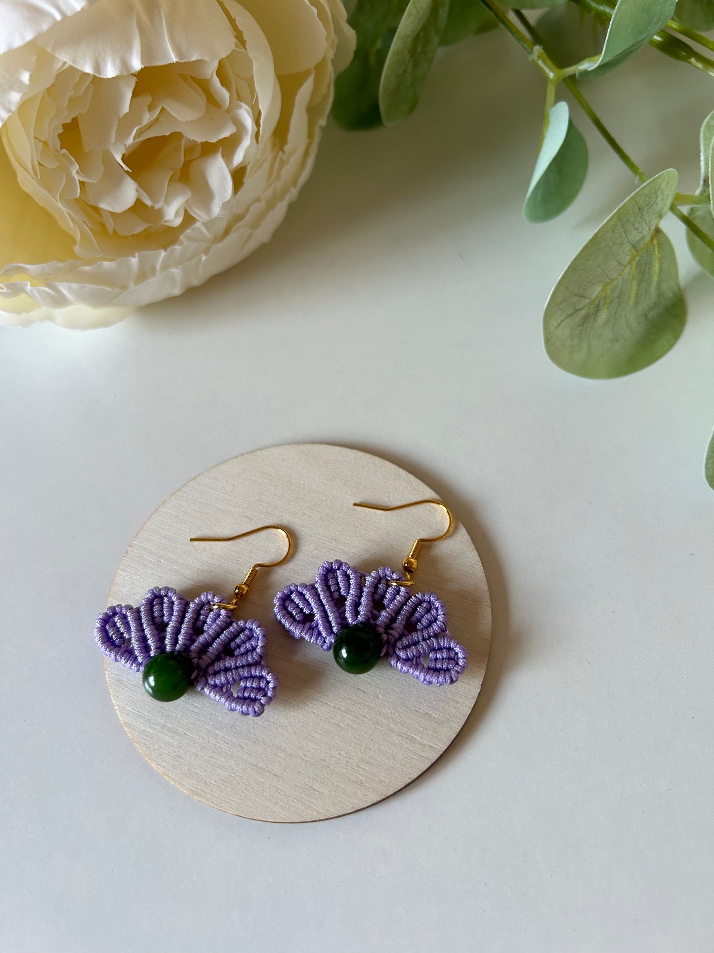 Deja que el estilo y la sofisticación fluyan con los pendientes Única, un diseño exclusivo que combina la técnica de macramé con la belleza de las piedras naturales. Confeccionados con hilo de nailon y un tejido que evoca la suavidad de una nube, estos pendientes ofrecen un toque etéreo y elegante a cualquier atuendo.