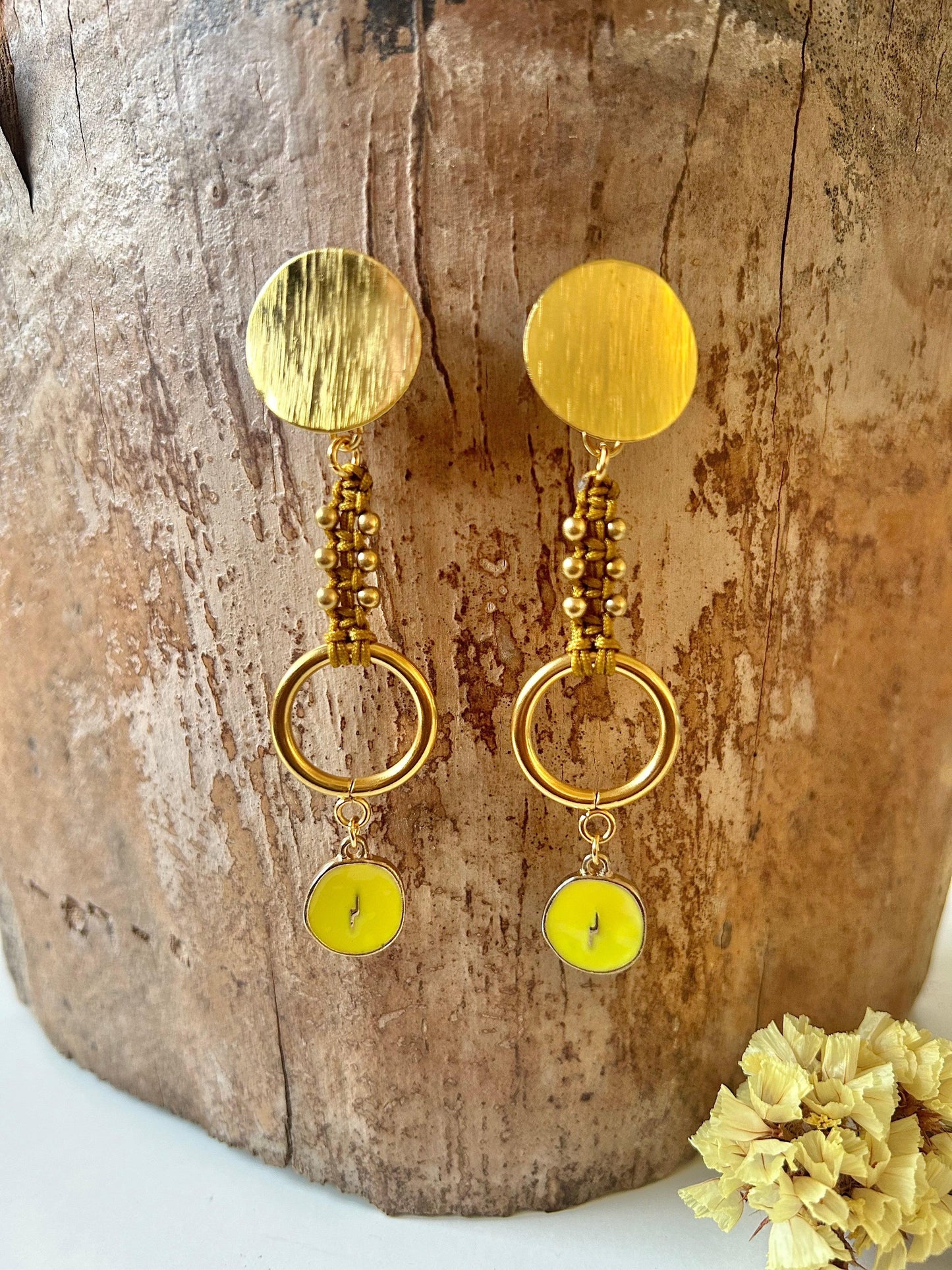 Descubre la fusión perfecta entre artesanía y modernidad con nuestros exclusivos pendientes de macramé. Diseñados con un aro de acero inoxidable, estos pendientes combinan la elegancia del metal con el arte del macramé para ofrecerte una joya verdaderamente única.