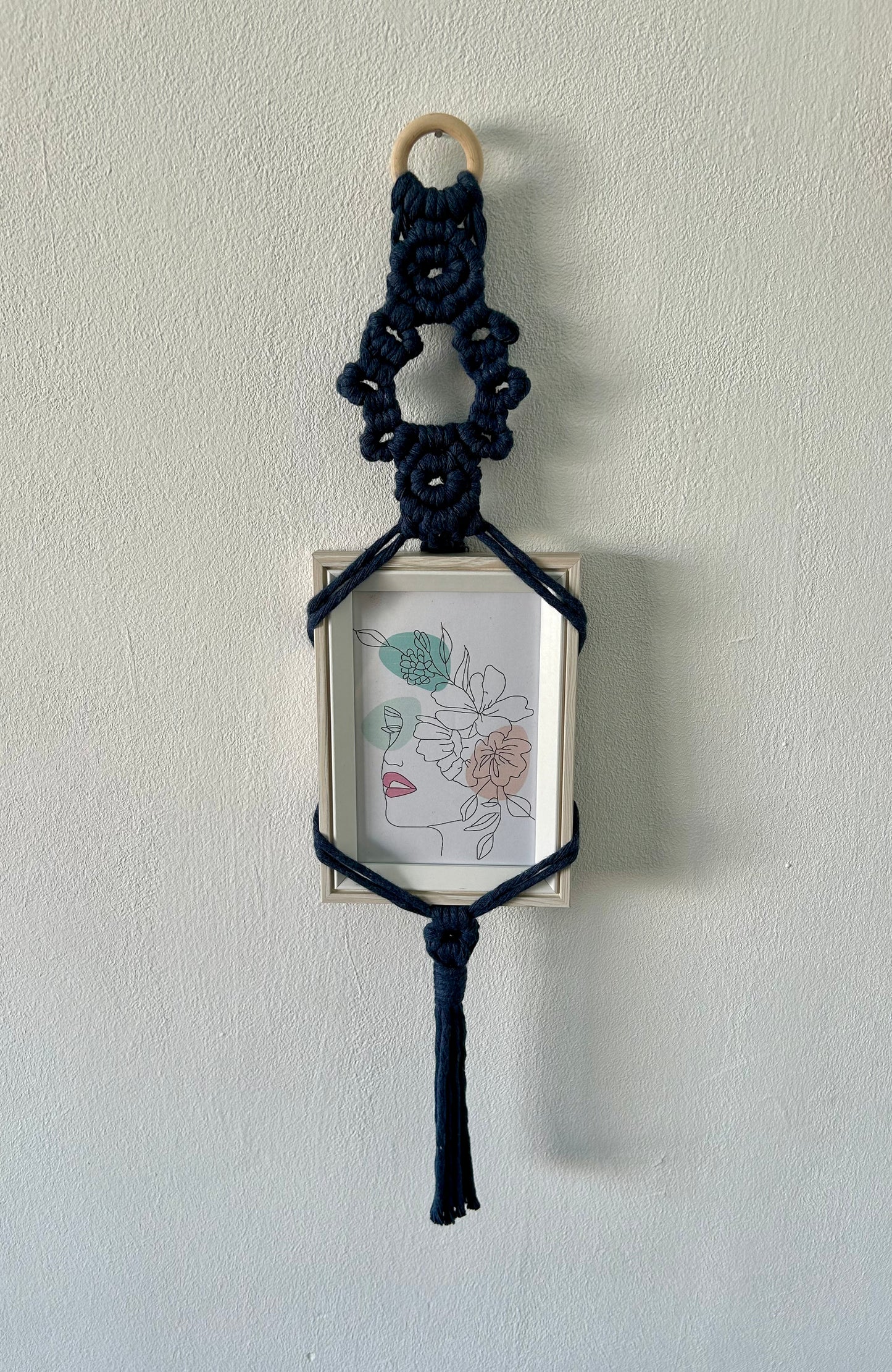 Añade un toque de distinción a tus recuerdos más preciados con el porta fotos Shiva, una pieza única que combina la artesanía tradicional con un diseño moderno y elegante. Elaborado con hilo de algodón de urdimbre y tejido a mano en la técnica de macramé, este porta fotos destaca por su originalidad y sofisticación.