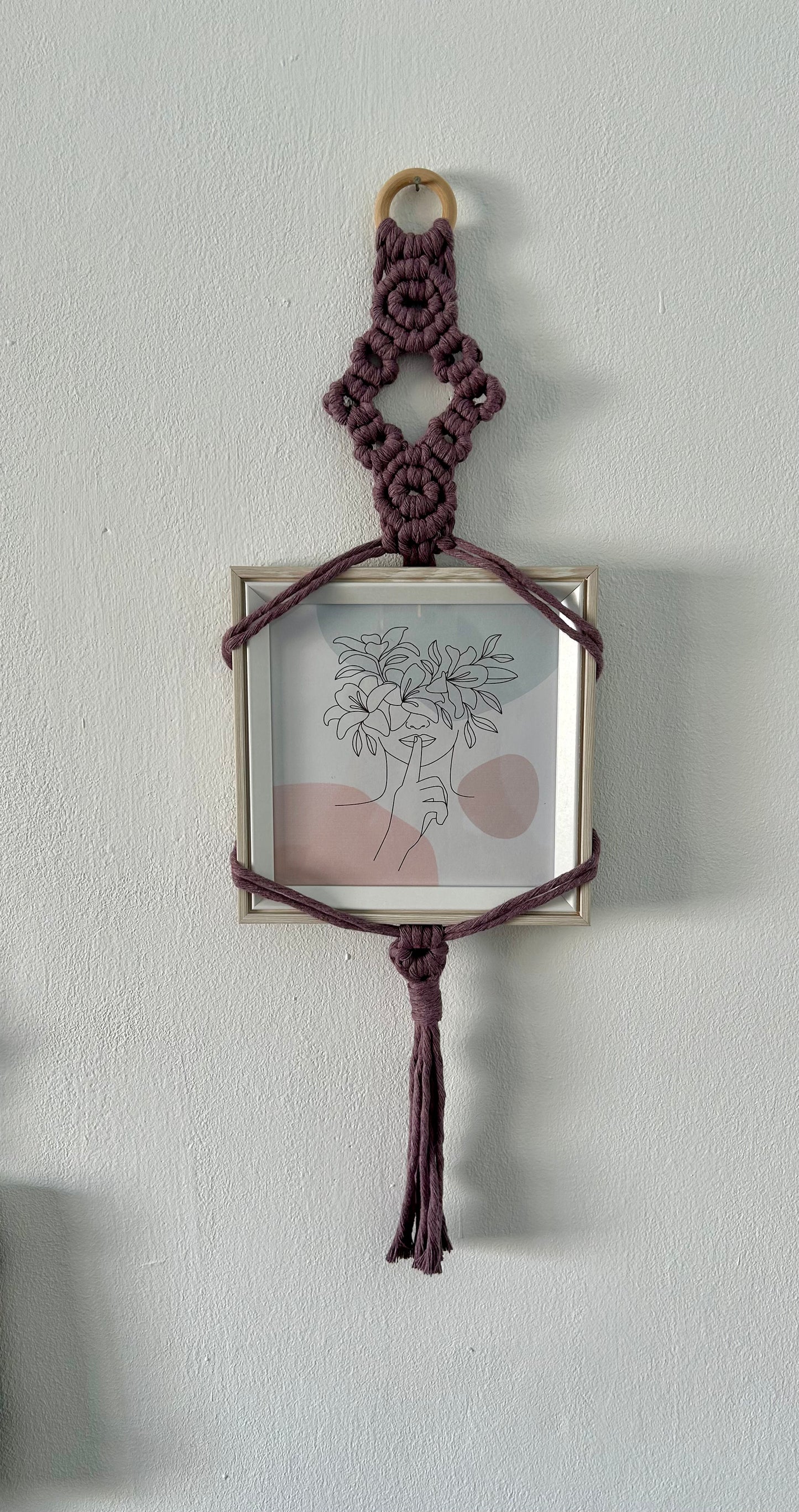 Añade un toque de distinción a tus recuerdos más preciados con el porta fotos Shiva, una pieza única que combina la artesanía tradicional con un diseño moderno y elegante. Elaborado con hilo de algodón de urdimbre y tejido a mano en la técnica de macramé, este porta fotos destaca por su originalidad y sofisticación.