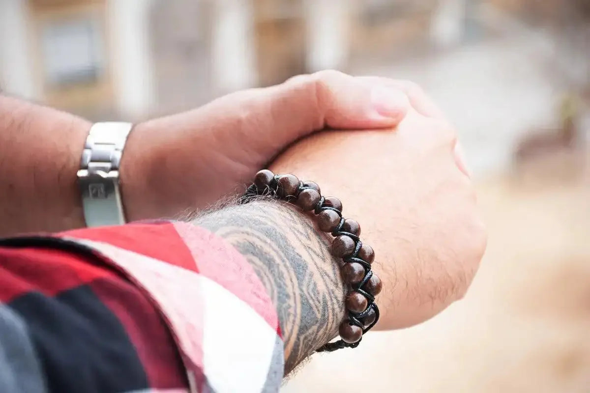 Descubre la elegancia en nuestra pulsera para hombre, elaborada con hilo encerado de nailon de alta calidad.