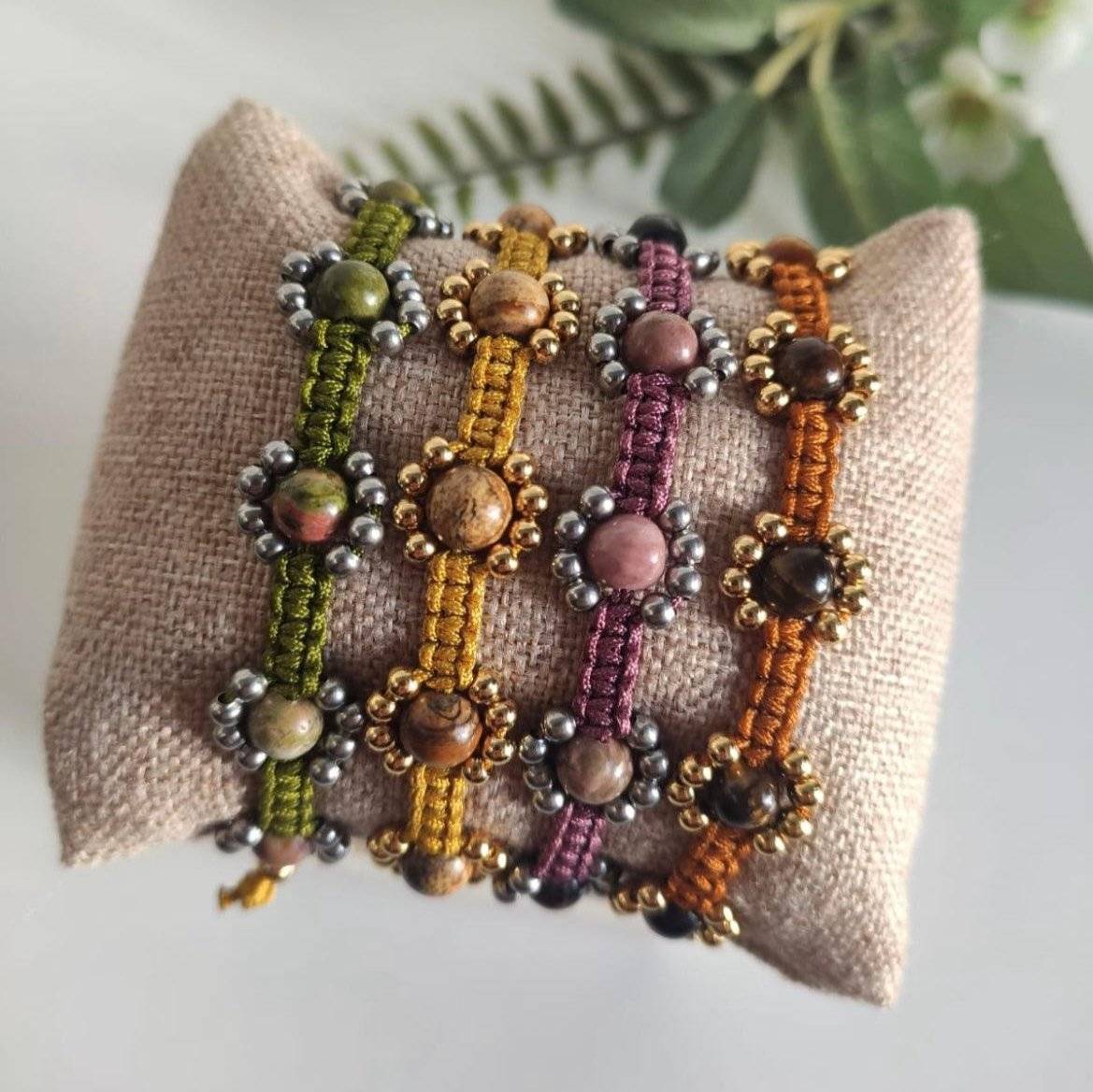 Descubre la sofisticación de la Pulsera Omega, una joya artesanal elaborada con la técnica de macramé que combina nudos cuadrados, piedras naturales y cuentas de acero inoxidable. Esta pulsera es una expresión de arte y diseño contemporáneo, perfecta para quienes buscan un accesorio elegante y versátil.