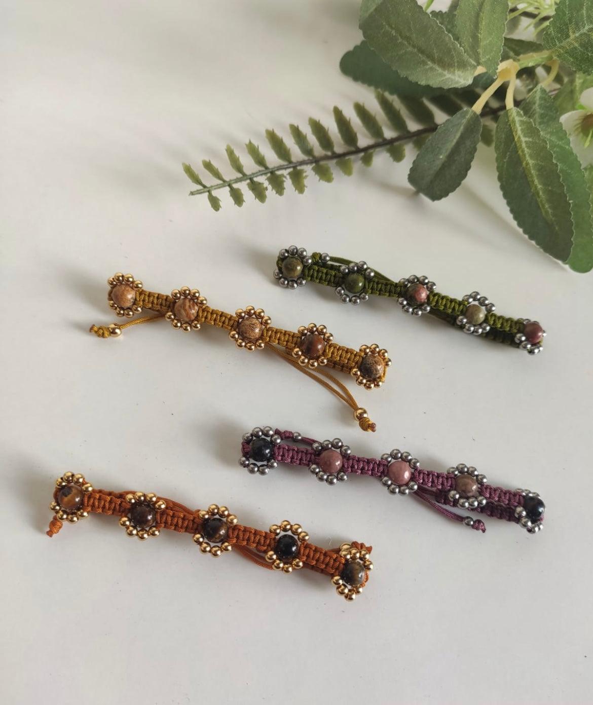 Descubre la sofisticación de la Pulsera Omega, una joya artesanal elaborada con la técnica de macramé que combina nudos cuadrados, piedras naturales y cuentas de acero inoxidable. Esta pulsera es una expresión de arte y diseño contemporáneo, perfecta para quienes buscan un accesorio elegante y versátil.