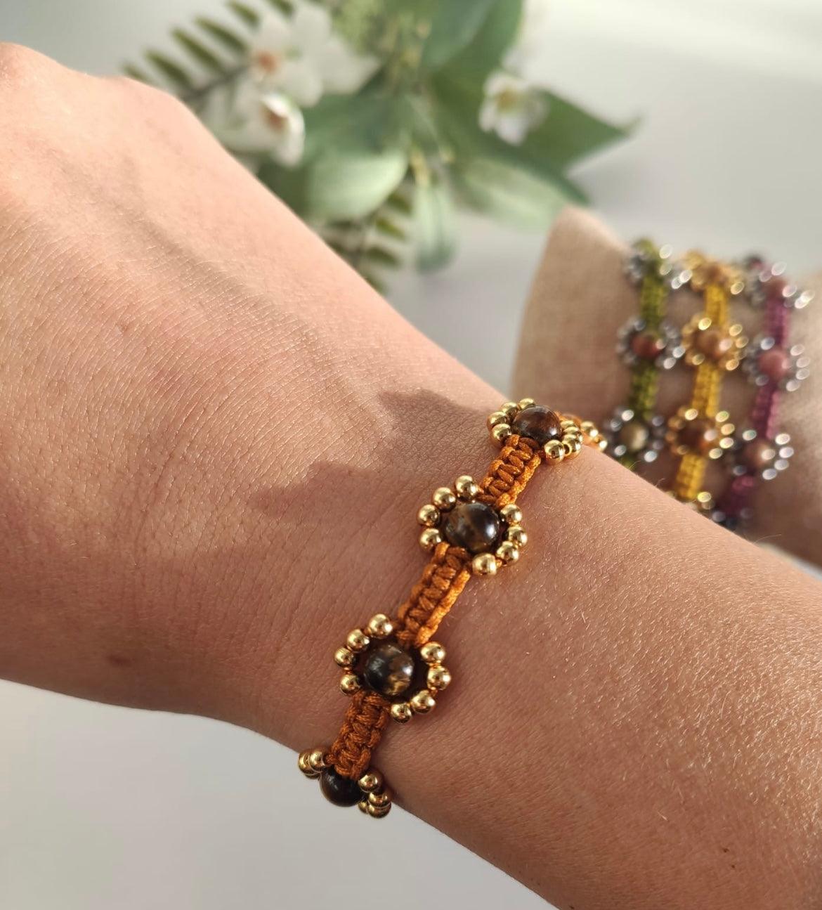 Descubre la sofisticación de la Pulsera Omega, una joya artesanal elaborada con la técnica de macramé que combina nudos cuadrados, piedras naturales y cuentas de acero inoxidable. Esta pulsera es una expresión de arte y diseño contemporáneo, perfecta para quienes buscan un accesorio elegante y versátil.