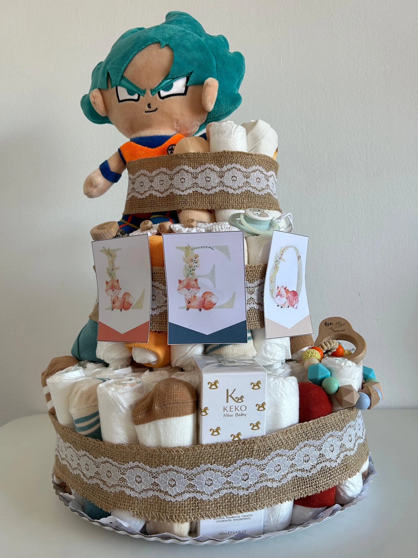Tarta de Pañales: El Regalo Perfecto para Nuevos Padres
¡Celebra la llegada de un nuevo bebé con nuestra encantadora Tarta de Pañales! Esta divertida y práctica creación es el regalo ideal para baby showers, nacimientos o cualquier ocasión especial.
Se pueden personalizar los productos (bodis, calcetines, mordedor, chupetero, productos de higiene y temática de la tarta).