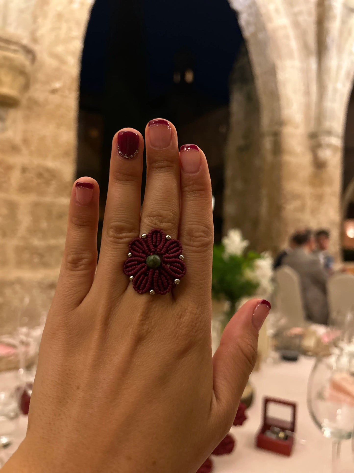 Pendientes y anillo con forma de flor, con piedra natural en el centro y cuentas plateadas de acero inoxidable en el círculo exterior, joyería artesanal elegante