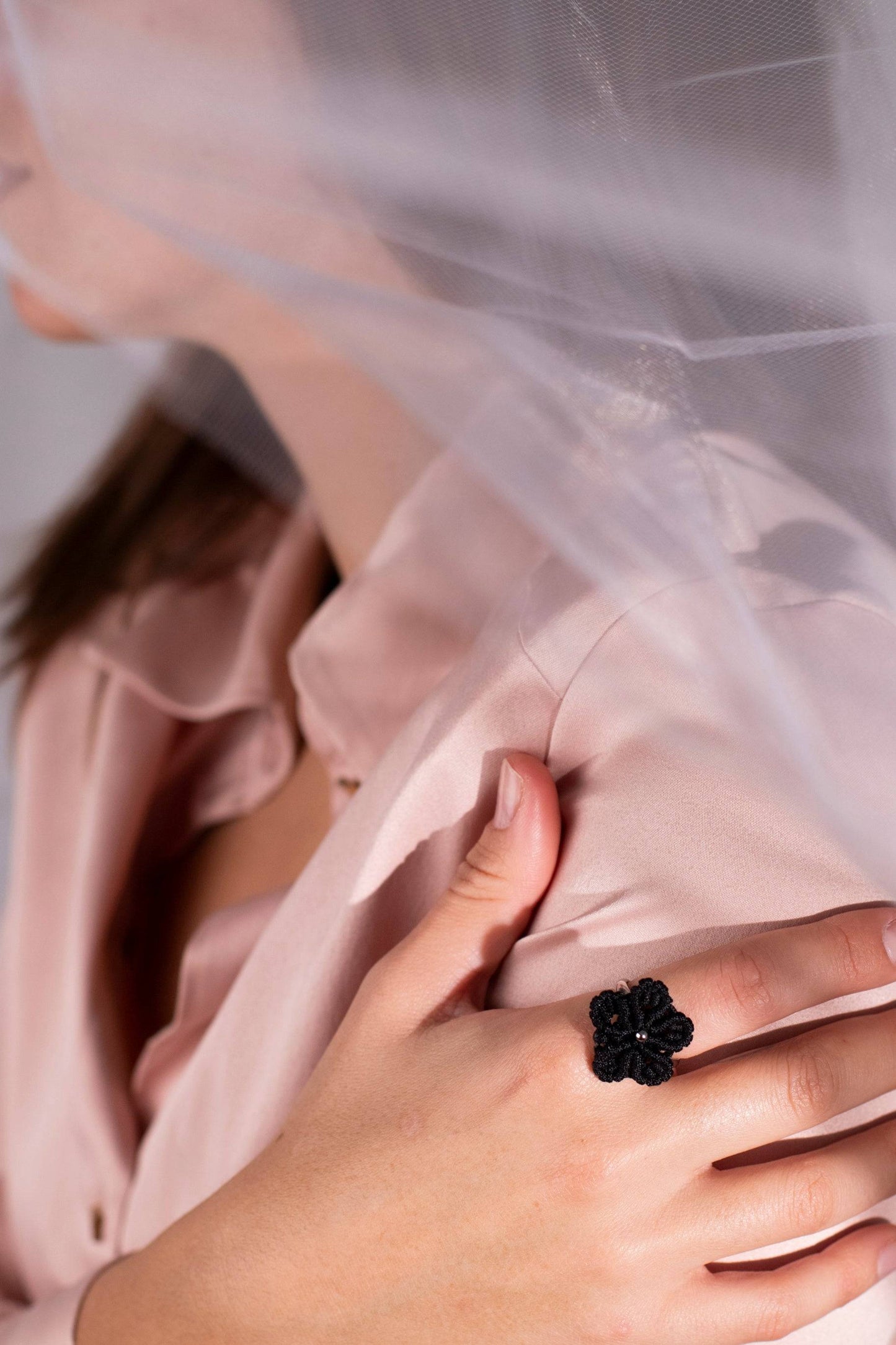 anillo ajustable de acero inoxidable con flor tejida en macramé e incrustaciones de cuentas metálicas