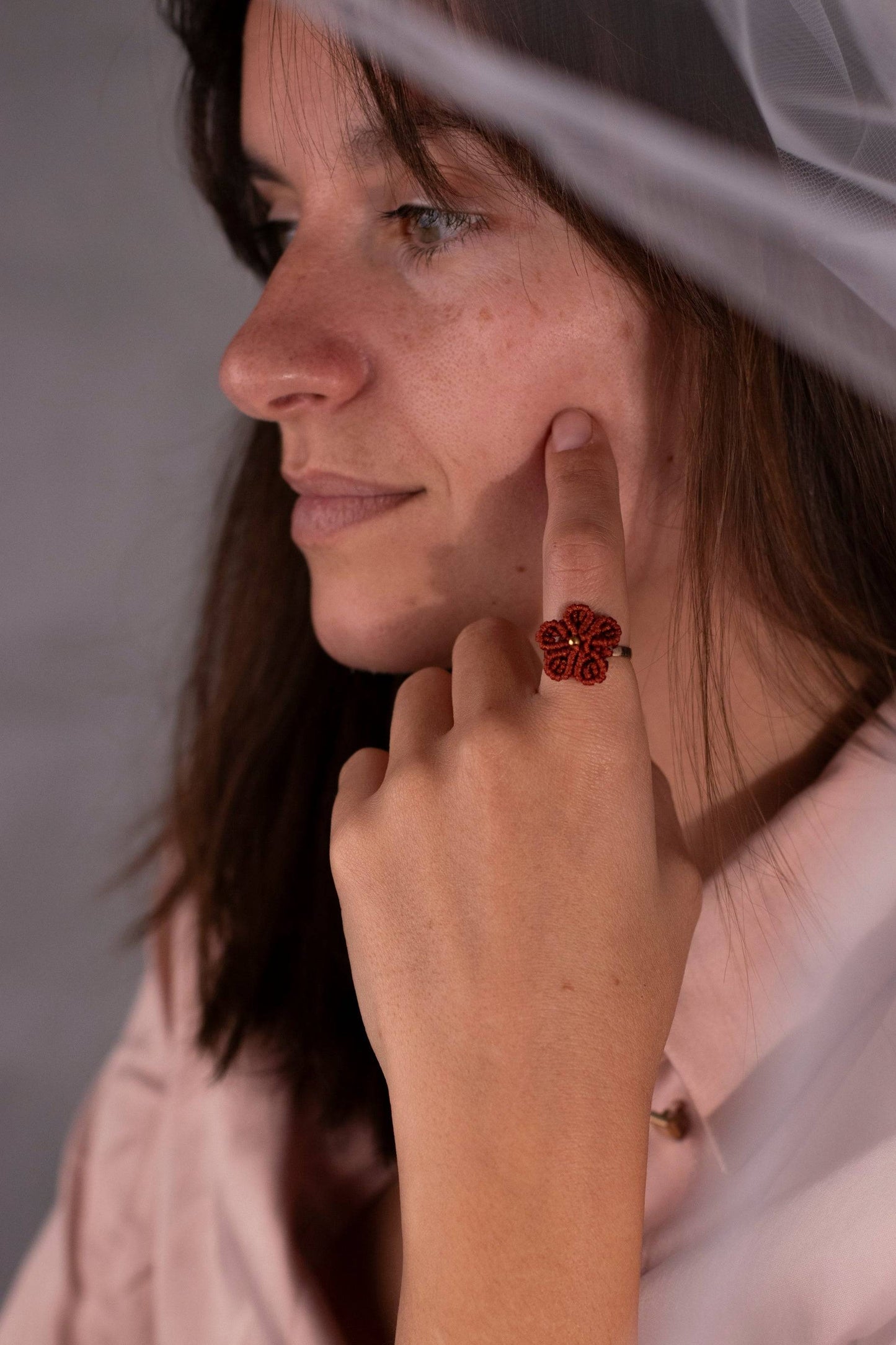 anillo ajustable de acero inoxidable con flor tejida en macramé e incrustaciones de cuentas metálicas