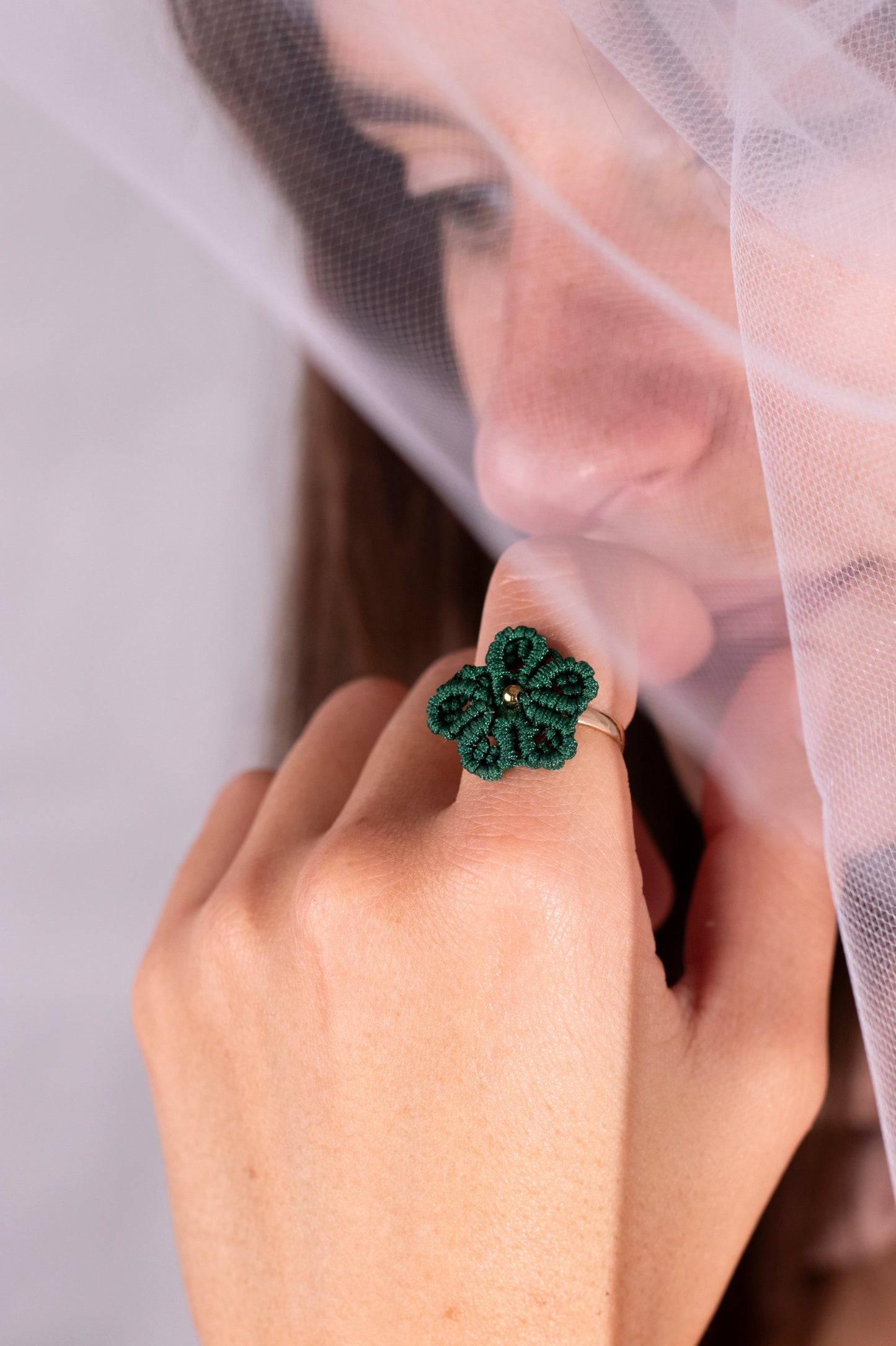 anillo ajustable de acero inoxidable con flor tejida en macramé e incrustaciones de cuentas metálicas