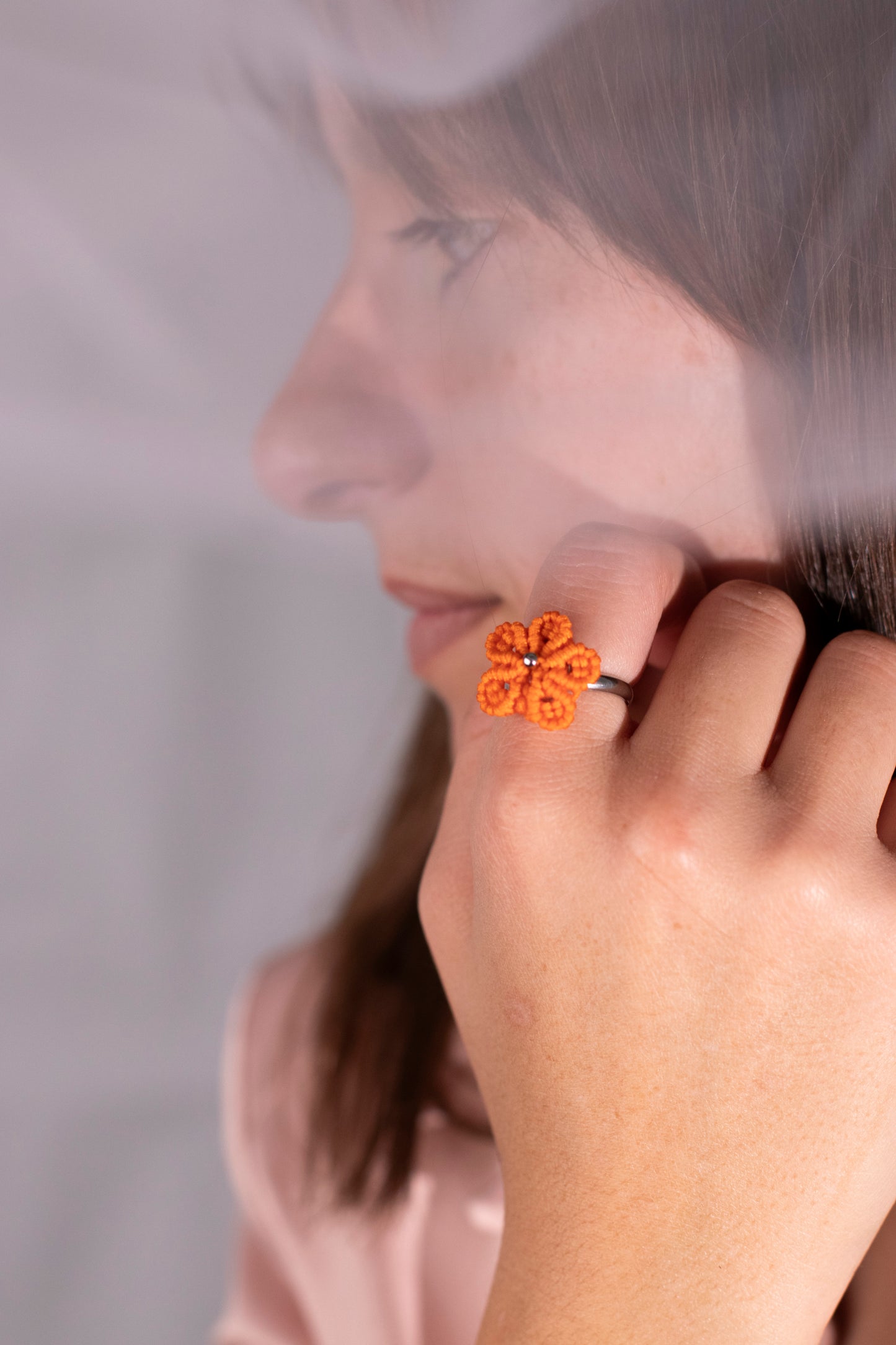 anillo ajustable de acero inoxidable con flor tejida en macramé e incrustaciones de cuentas metálicas