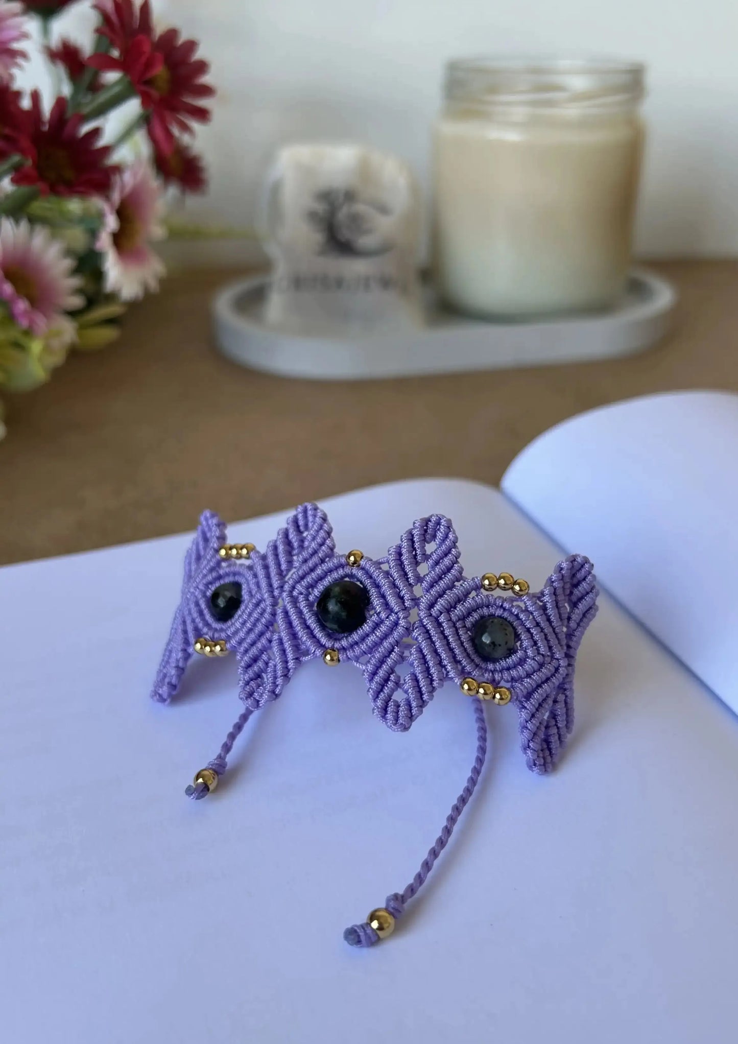 Brazalete de macramé hecho a mano con piedras naturales y colores emocionales, joyería artesanal con significado espiritual