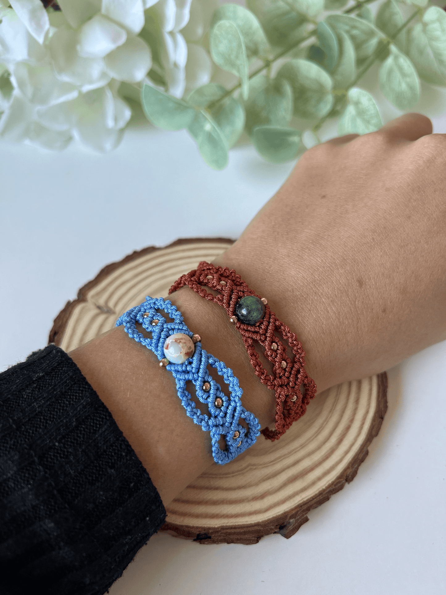 Brazalete Sienna con piedras naturales, diseño ligero y colorido, combina sencillez y elegancia