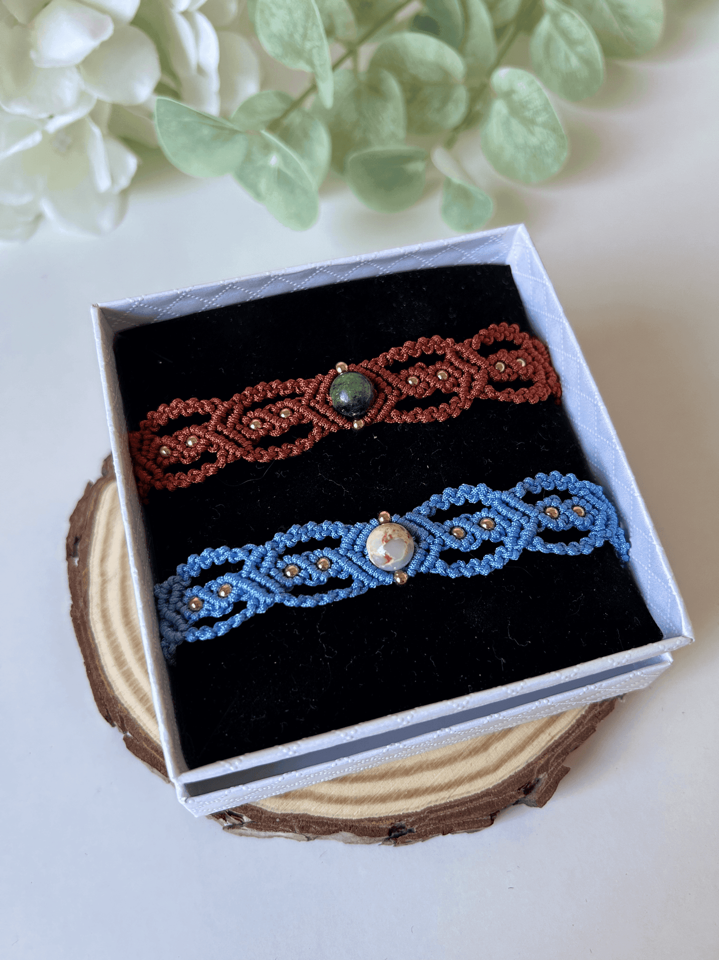 Brazalete Sienna con piedras naturales, diseño ligero y colorido, combina sencillez y elegancia