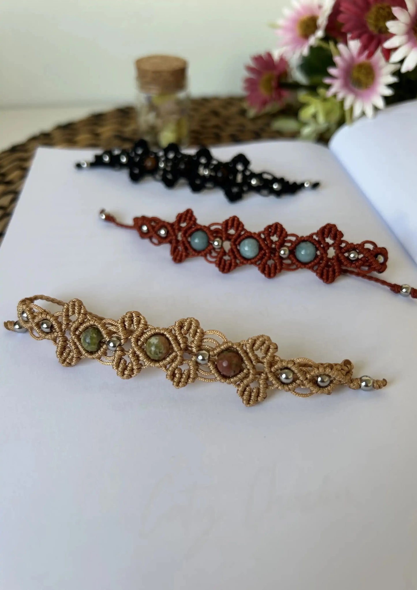 Brazalete de macramé hecho a mano con piedras naturales y colores simbólicos, joyería artesanal inspirada en la belleza interior