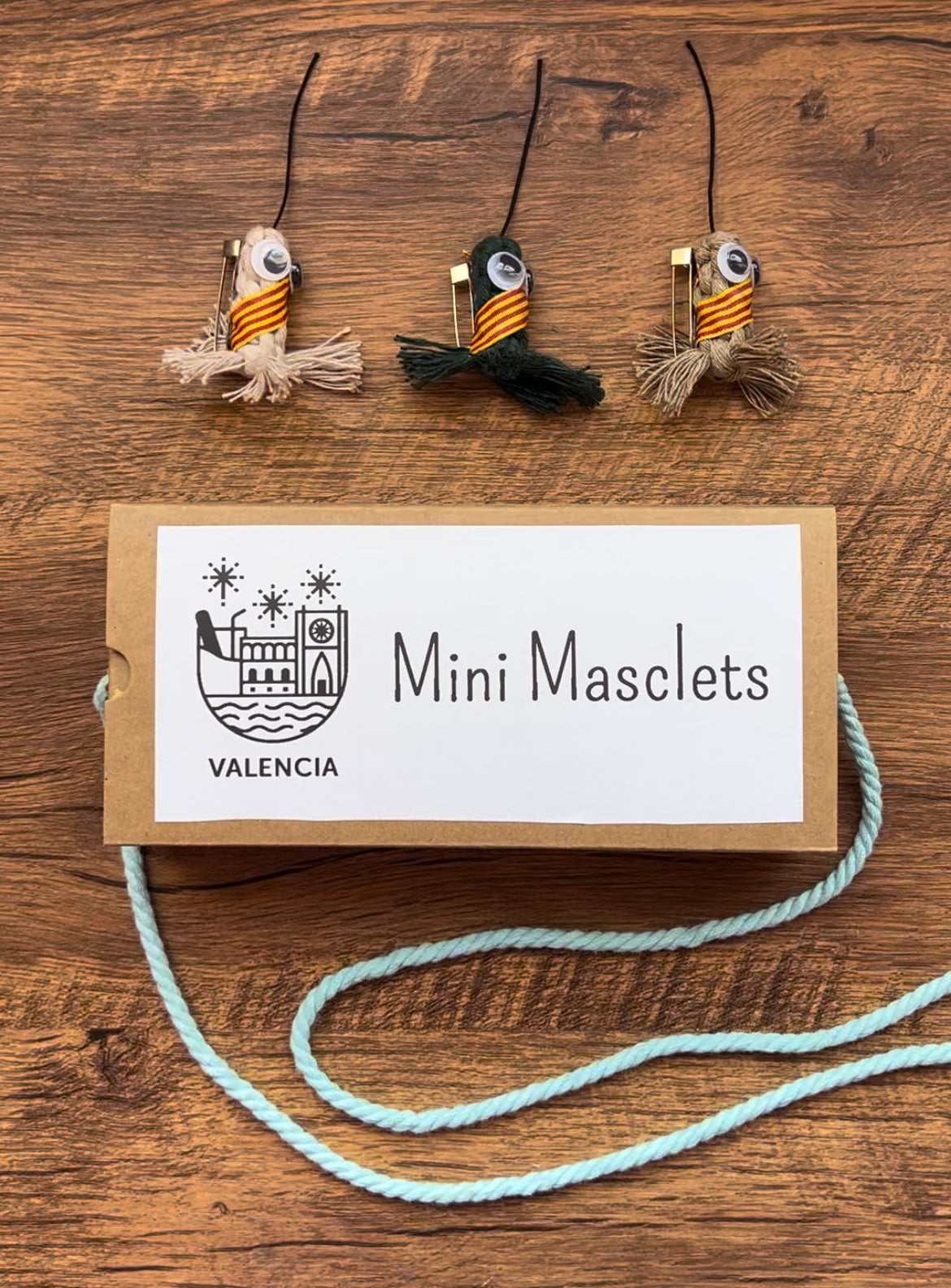 Mini Masclets de macramé hechos a mano con hilos de algodón y broches de acero inoxidable, regalo original para Fallas, personalizables en colores.
