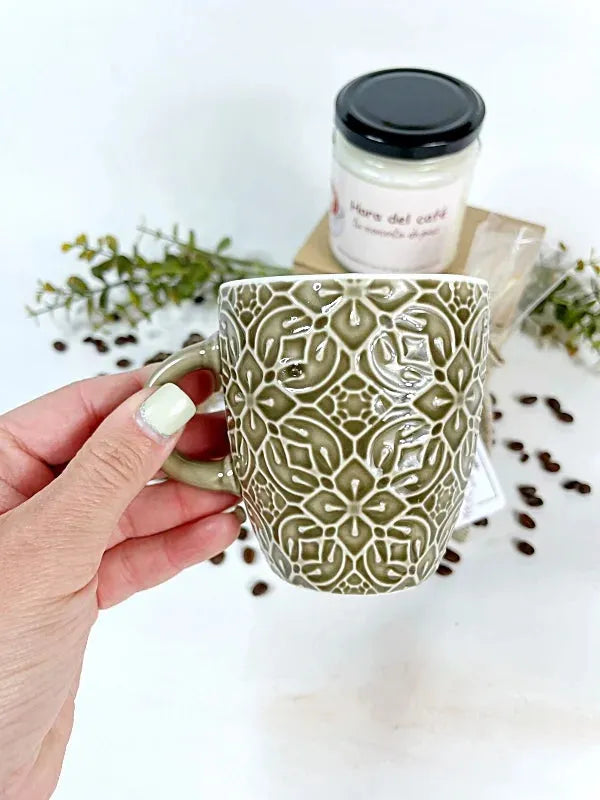 Pack artesanal para ritual de calma con vela aromática de soja (café o té verde), posavasos de macramé, taza de cerámica étnica y café de especialidad o bolsitas de té ecológicas, regalo hecho a mano