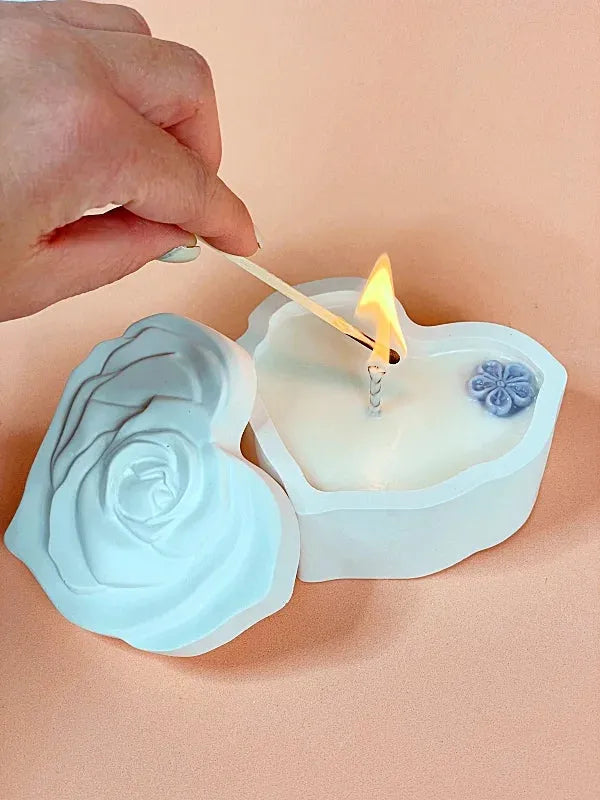 Pack artesanal con vela aromática de cera de soja en recipiente corazón, collar y pendientes de macramé, y bolsita de caramelos con sabor a violetas, regalo delicado para momentos especiales