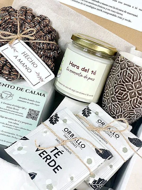 Pack artesanal para ritual de calma con vela aromática de soja (café o té verde), posavasos de macramé, taza de cerámica étnica y café de especialidad o bolsitas de té ecológicas, regalo hecho a mano