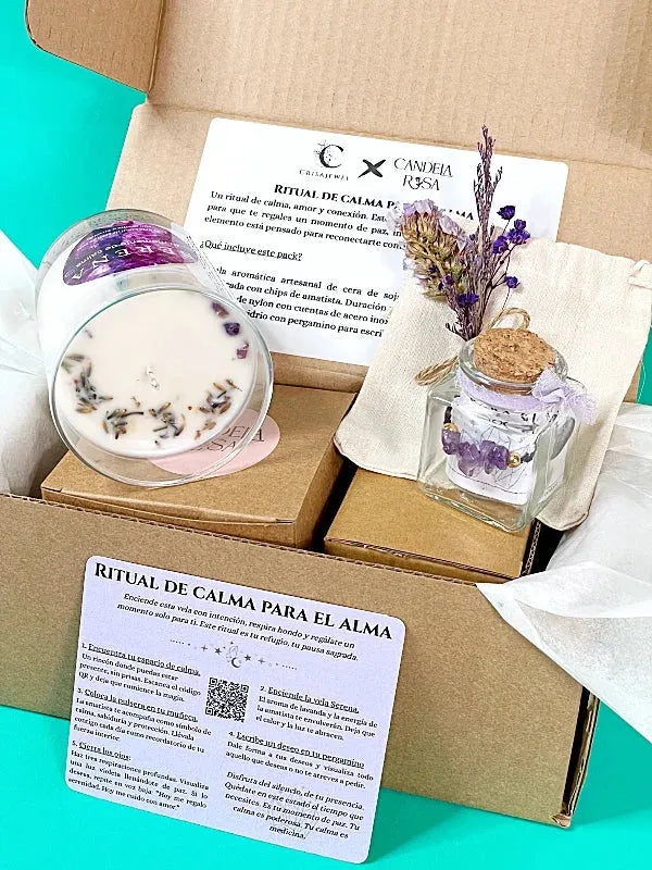 Pack experiencia de autocuidado con vela artesanal de soja decorada con amatista y lavanda, pulsera con amatistas y frasquito con pergamino, regalo consciente para momentos de calma y conexión interior