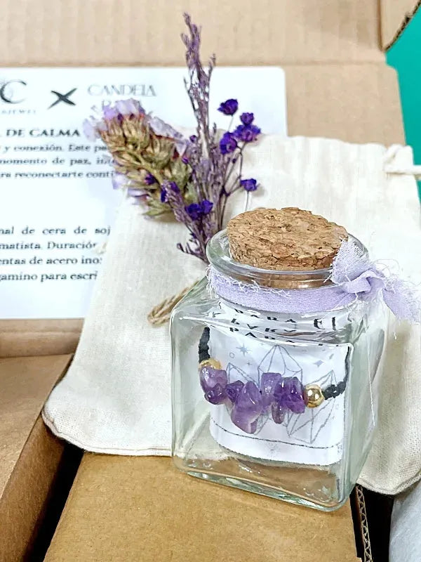 Pack experiencia de autocuidado con vela artesanal de soja decorada con amatista y lavanda, pulsera con amatistas y frasquito con pergamino, regalo consciente para momentos de calma y conexión interior