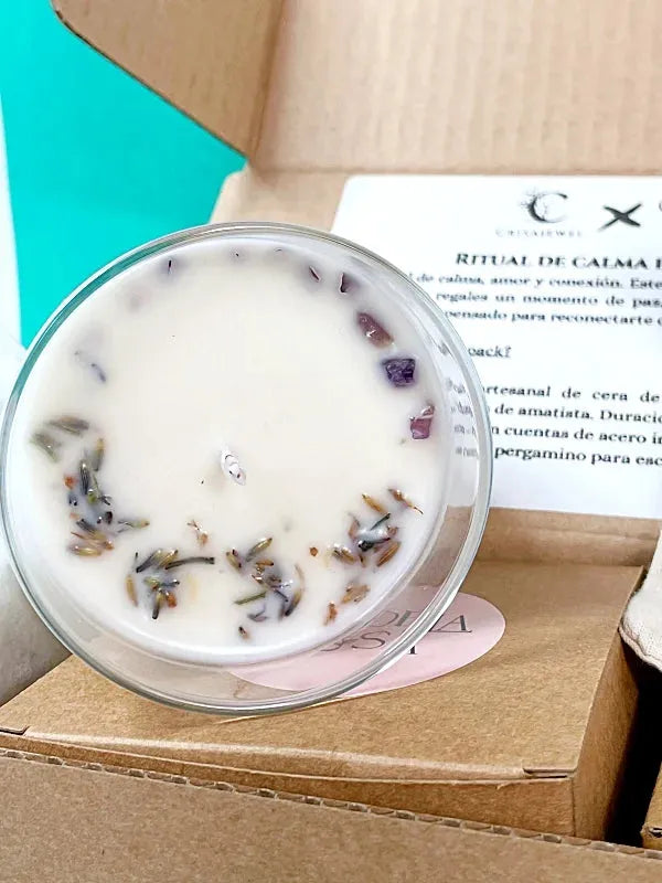 Pack experiencia de autocuidado con vela artesanal de soja decorada con amatista y lavanda, pulsera con amatistas y frasquito con pergamino, regalo consciente para momentos de calma y conexión interior