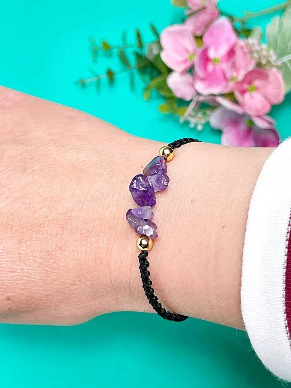 Pack experiencia de autocuidado con vela artesanal de soja decorada con amatista y lavanda, pulsera con amatistas y frasquito con pergamino, regalo consciente para momentos de calma y conexión interior