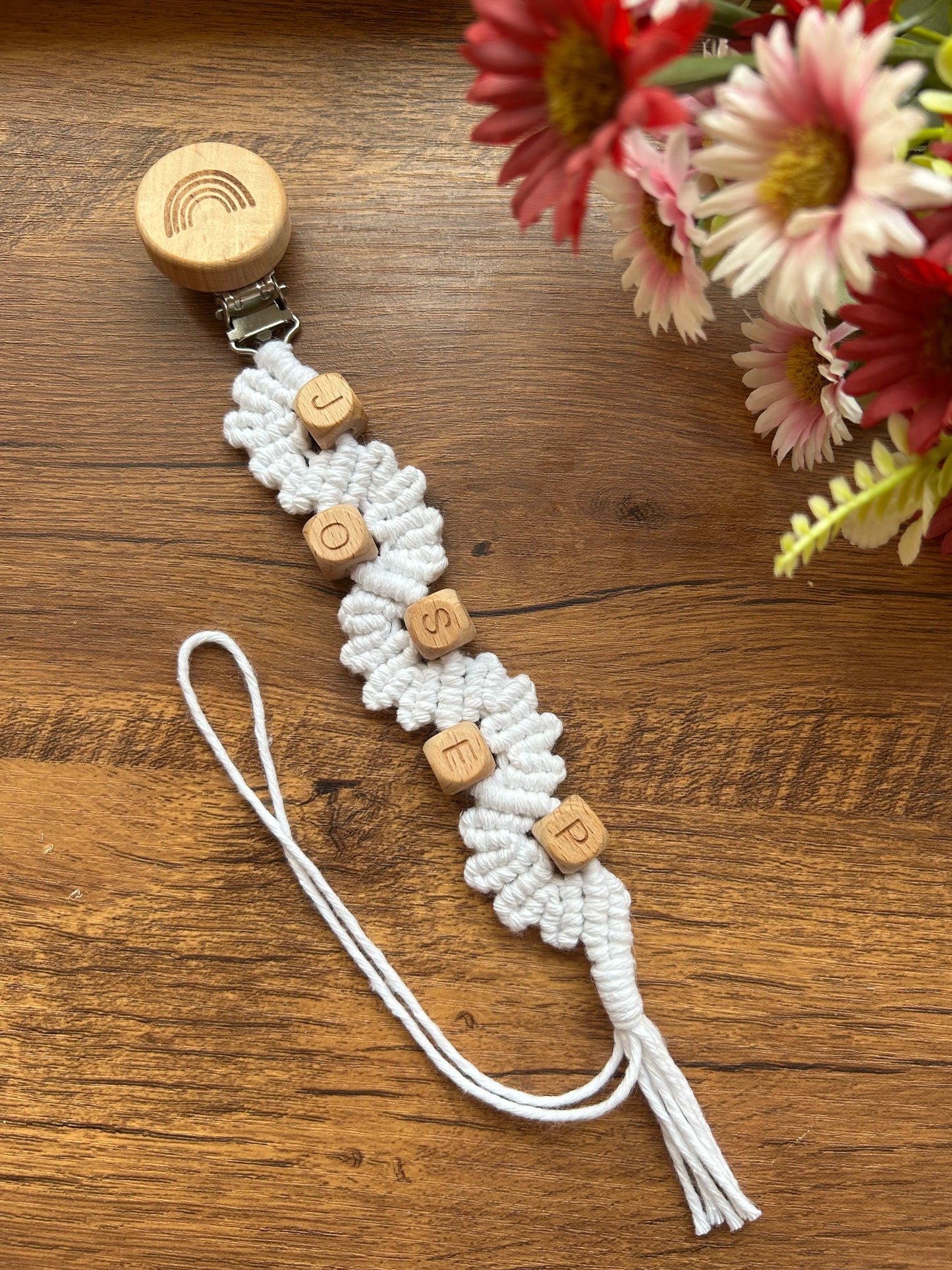 Chupetero de macramé en algodón y madera para bebé