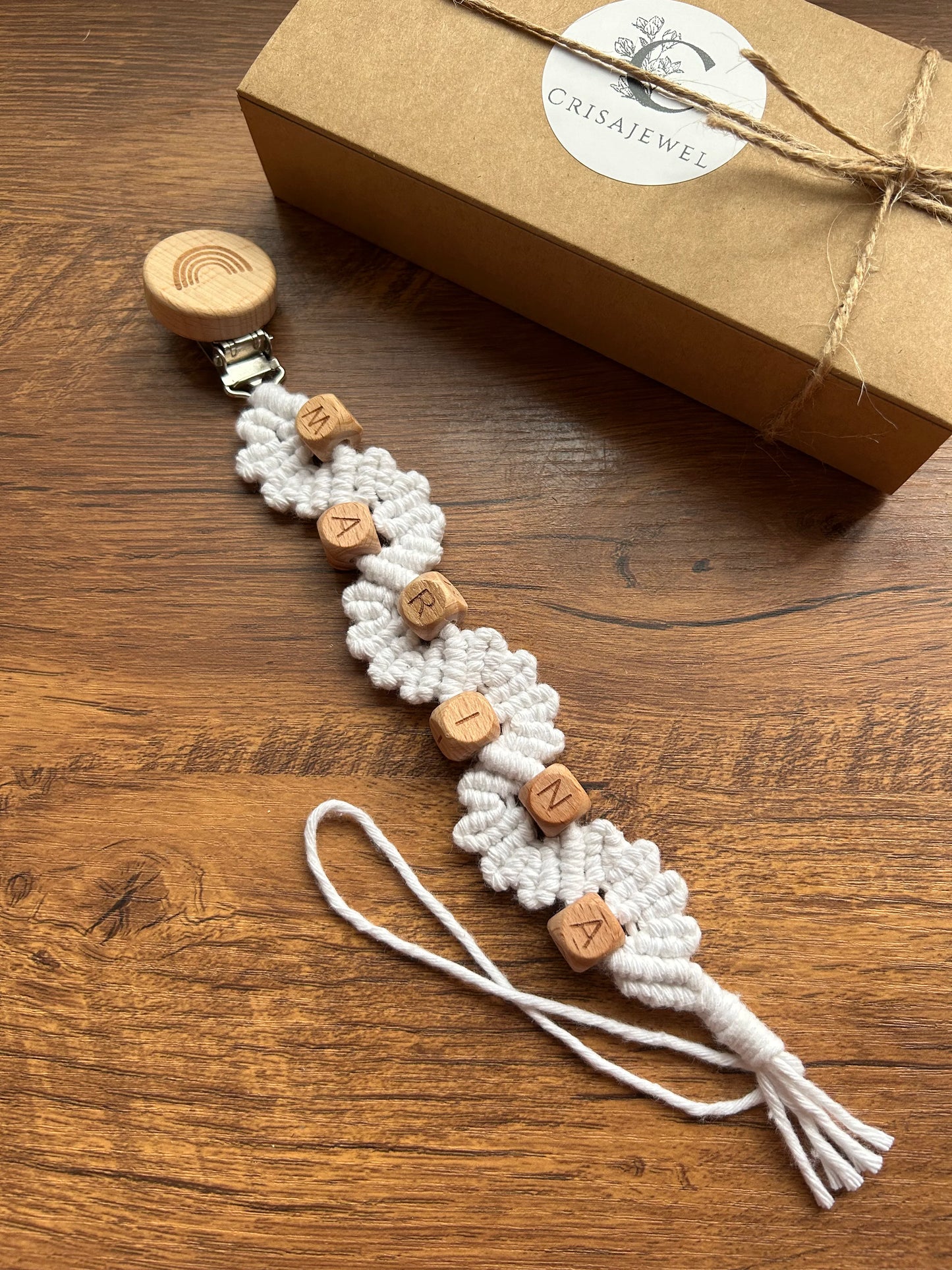 Este chupetero ha sido creado para convertirse en un accesorio imprescindible para bebés y padres. Su textura de algodon y madera, y su facilidad de limpieza lo convertirá en vuestro fiel aliado.